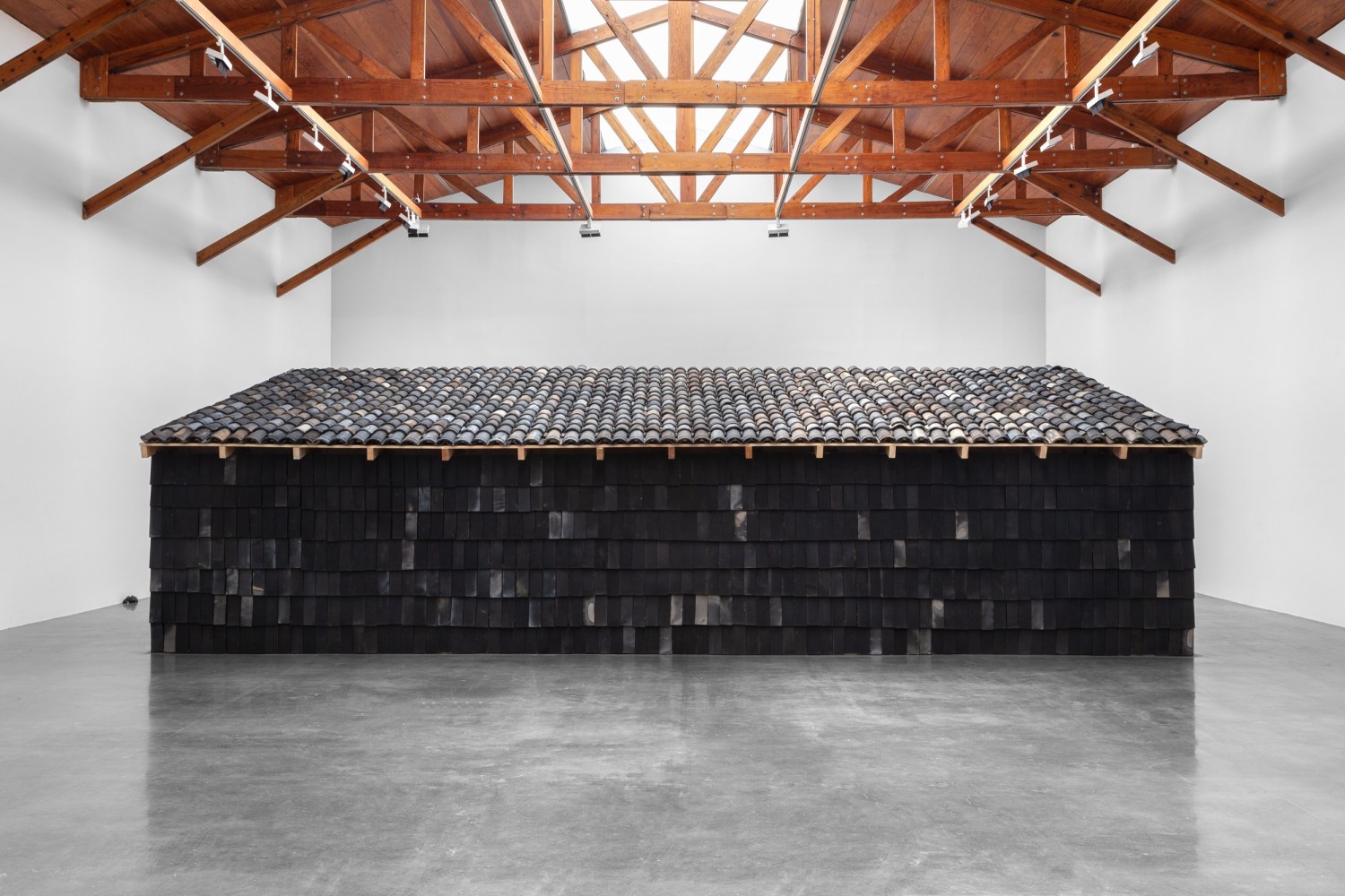 Rirkrit Tiravanija, instalation view of Mezcal vs. Pulque, kurimanzutto, Mexico City, 2022
photo: Gerardo Landa Rojano