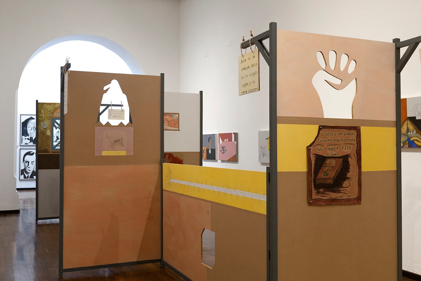 Vista de instalaci&amp;oacute;n de&amp;nbsp;The Man Who Should Be Dead. The Future Battle, Museo Caba&amp;ntilde;as, Guadalajara, M&amp;eacute;xico, 2022