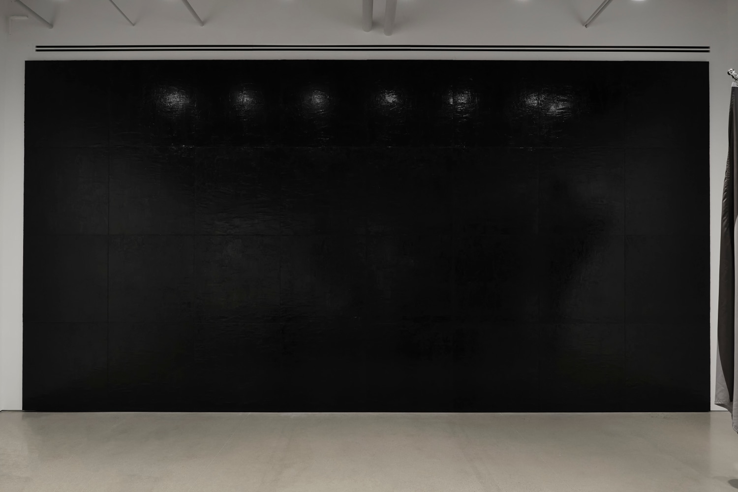 vista de instalaci&amp;oacute;n &amp;iquest;por qu&amp;eacute; el socialismo? por albert einstein, curadur&amp;iacute;a de gabriel orozco, kurimanzutto nueva york, 2025. foto: zach hyman