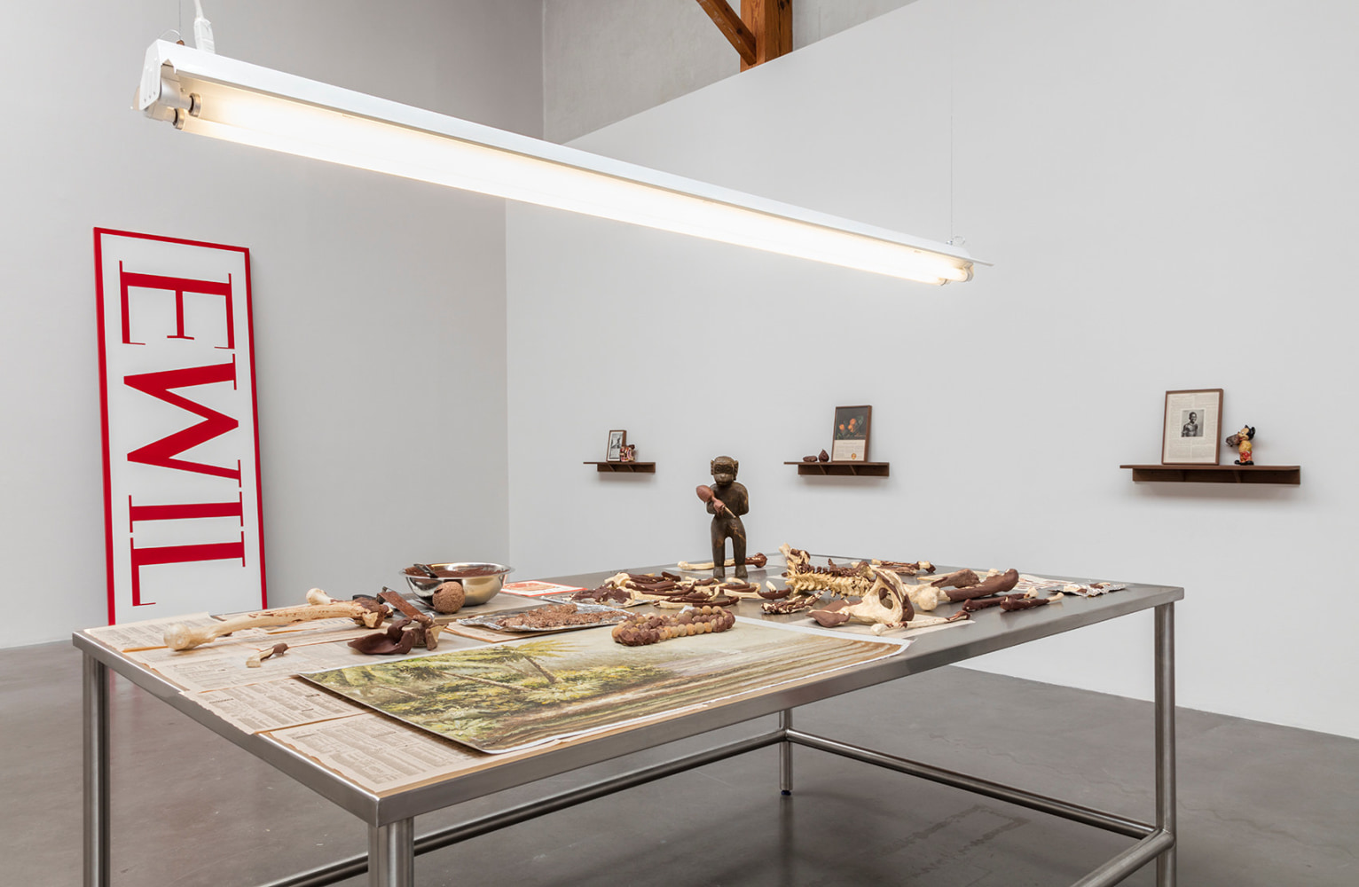feast, 2015

mesa met&amp;aacute;lica, huesos de pl&amp;aacute;stico, varios objetos

110 x 240 x 145 cm

vista de instalaci&amp;oacute;n de&amp;nbsp;feast and famine: minerva cuevas, kurimanzutto, ciudad de m&amp;eacute;xico, 2015

&amp;nbsp;