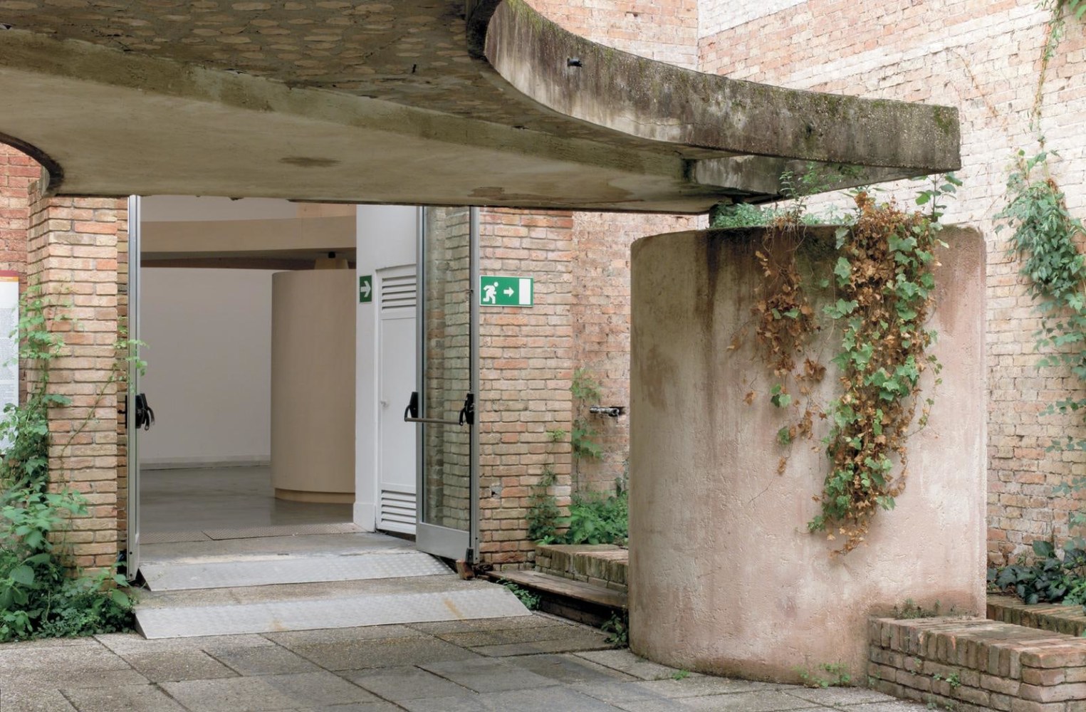 pensilina

obra de carlo scarpa, pabell&amp;oacute;n italiano 26 bienal de venecia, 1952, en la que se inspir&amp;oacute; gabriel orozco para sombra entre aros de aire (al fondo), 2003

&amp;nbsp;

&amp;nbsp;


&amp;nbsp;

&amp;nbsp;