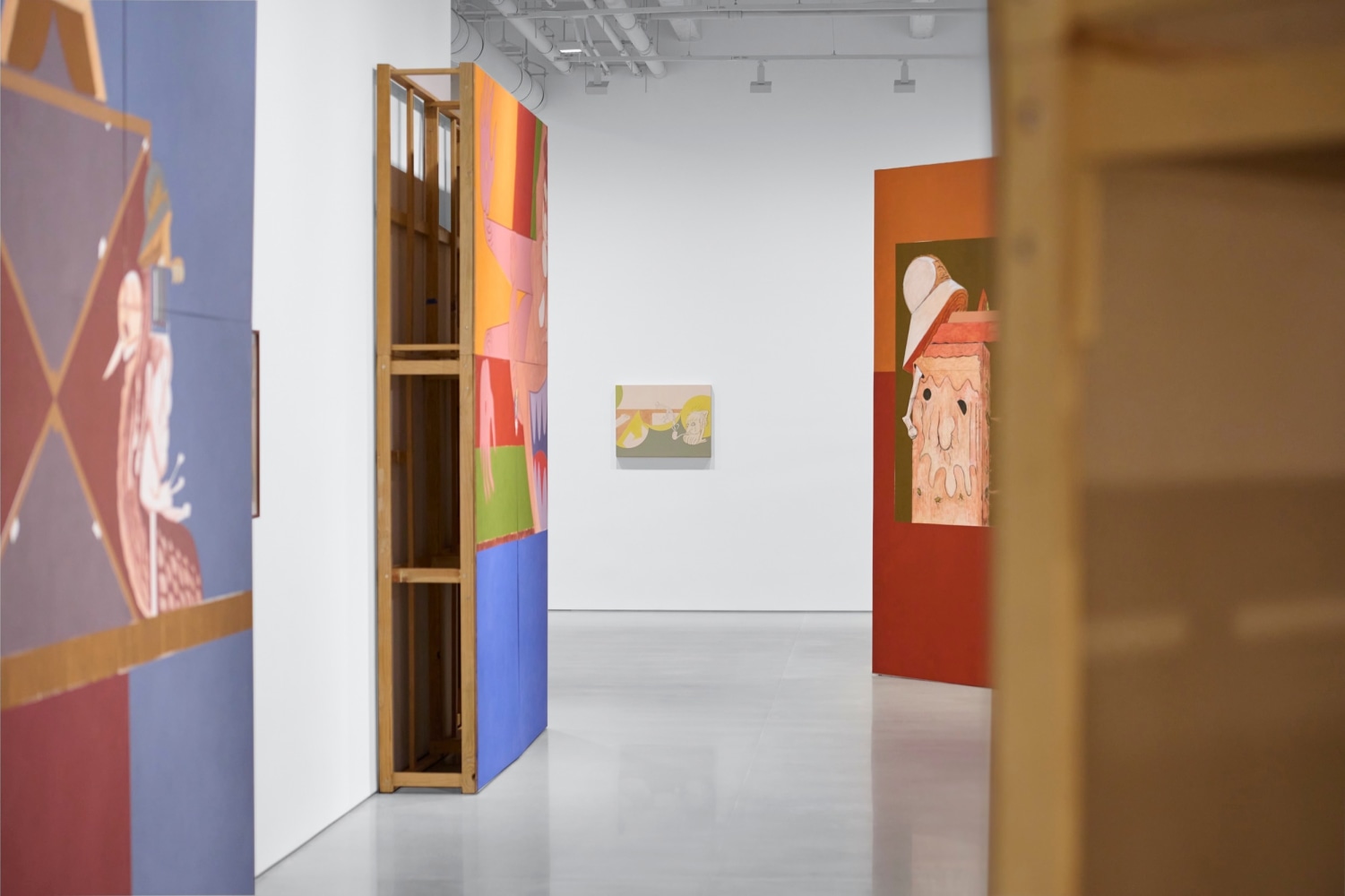 vista de instalaci&amp;oacute;n de el hombre que deber&amp;iacute;a estar muerto:&amp;nbsp;apuntes de la casa muerta, el fuego y el relato, kurimanzutto, nueva york, 2024. foto de zach hyman&amp;nbsp;