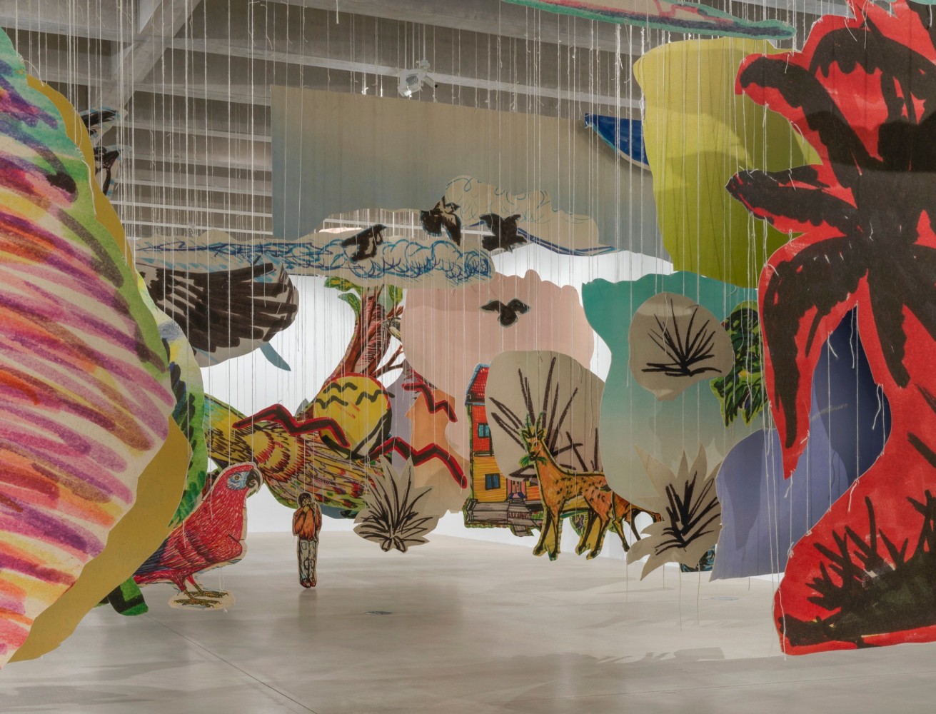 vista de instalaci&amp;oacute;n de petrit halilaj: very volcanic over this green feather, tate st. ives, 2021. foto: matt greenwood