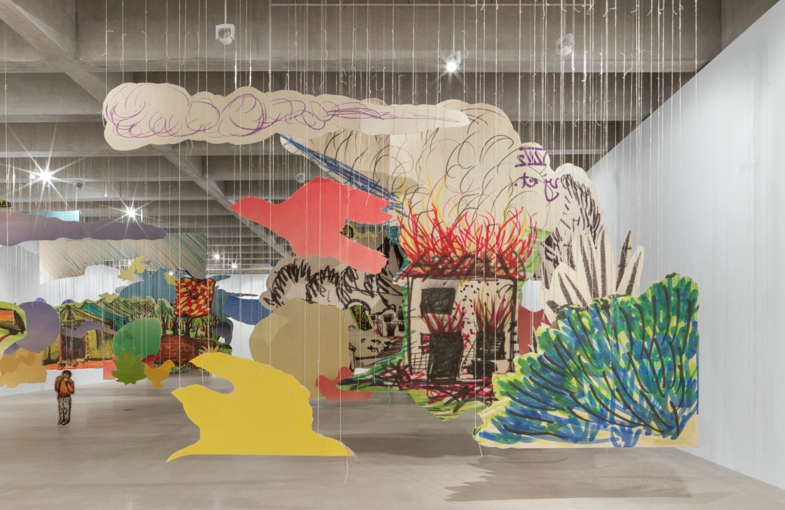 vista de instalaci&amp;oacute;n de petrit halilaj: very volcanic over this green feather, tate st. ives, 2021. foto: matt greenwood