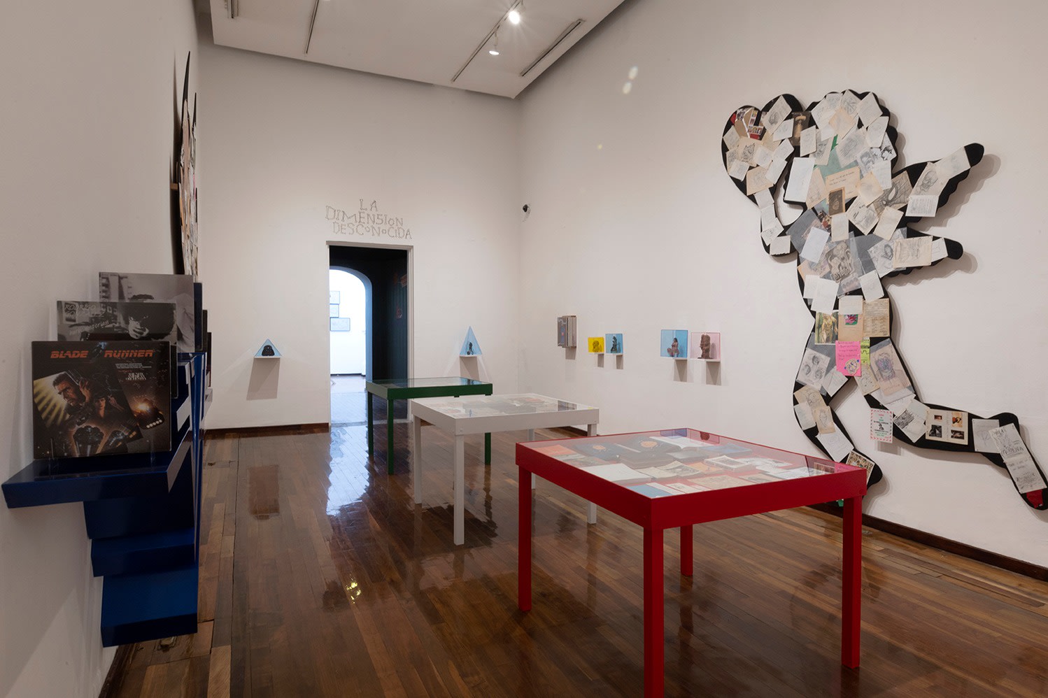 Vista de instalaci&amp;oacute;n de&amp;nbsp;The Man Who Should Be Dead. The Future Battle, Museo Caba&amp;ntilde;as, Guadalajara, M&amp;eacute;xico, 2022