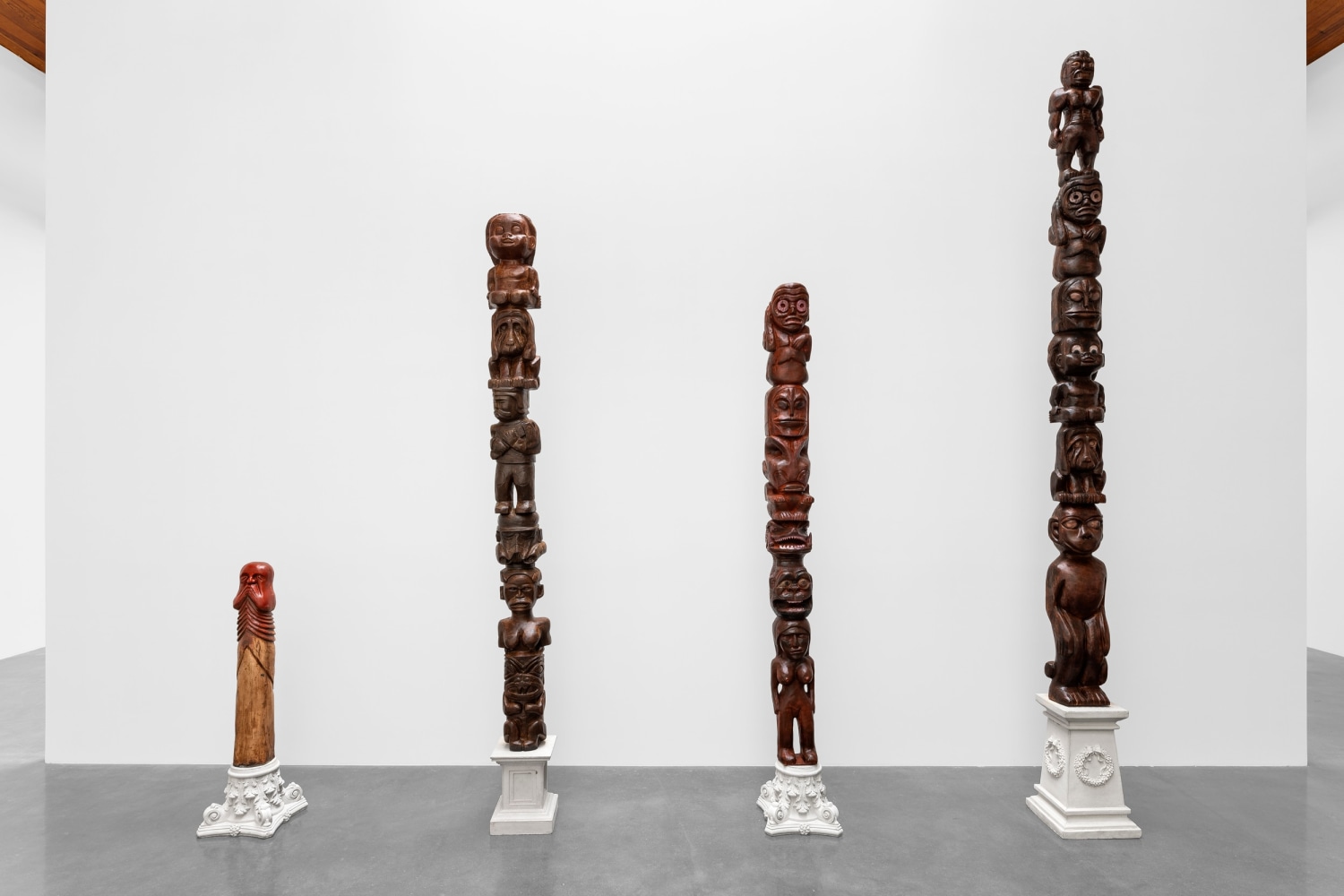 vista de instalaci&amp;oacute;n&amp;nbsp;dr. lakra: tupi or not tupi, kurimanzutto ciudad de m&amp;eacute;xico, 2024. pfoto: gerardo&amp;nbsp;landa / eduardo l&amp;oacute;pez (glr estudio)