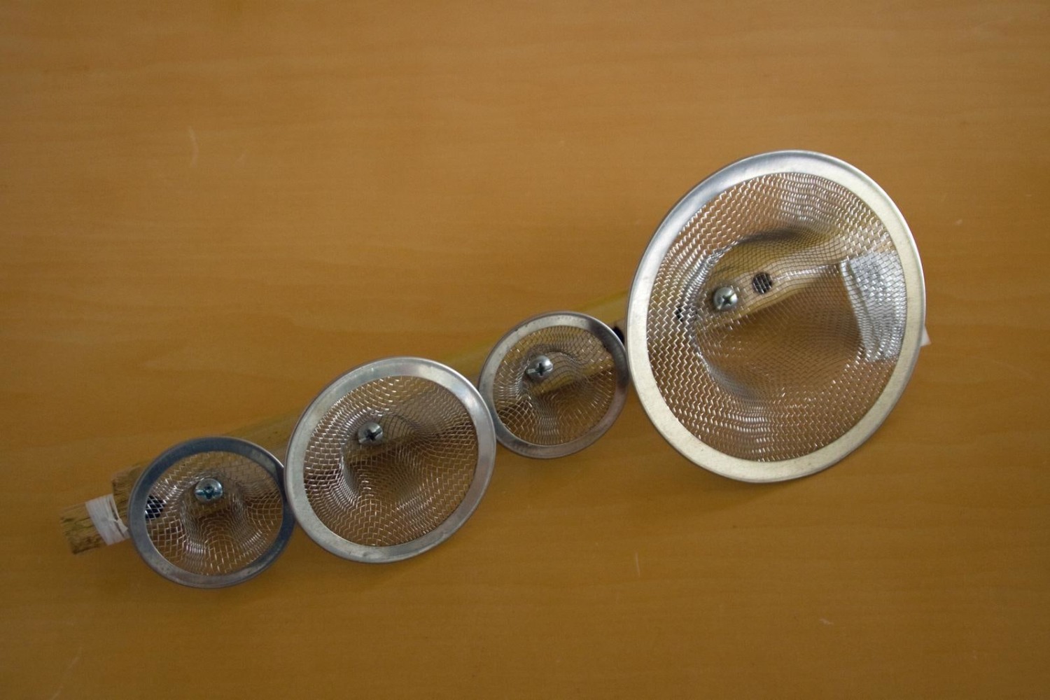 el intercambio (tratado de libre comercio china-m&amp;eacute;xico), 2011

coladores de fregadero de alambre en flauta artesanal. escultura para performance en colaboraci&amp;oacute;n con yang zengzhong

30 x 10 x 8 cm

&amp;nbsp;

&amp;nbsp;