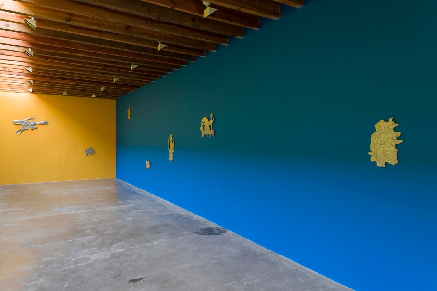 	todo bosque locamente enamorado de la luna tiene una autopista que lo cruza de un lado a otro, kurimanzutto, ciudad de m&amp;eacute;xico, 2016