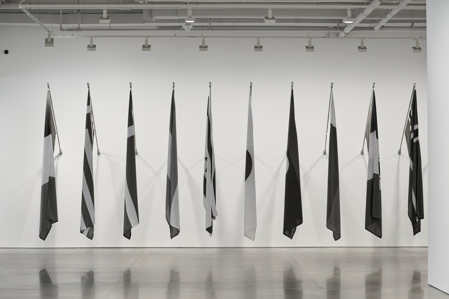 vista de instalaci&amp;oacute;n &amp;iquest;por qu&amp;eacute; el socialismo? por albert einstein, curadur&amp;iacute;a de gabriel orozco, kurimanzutto nueva york, 2025. foto: zach hyman