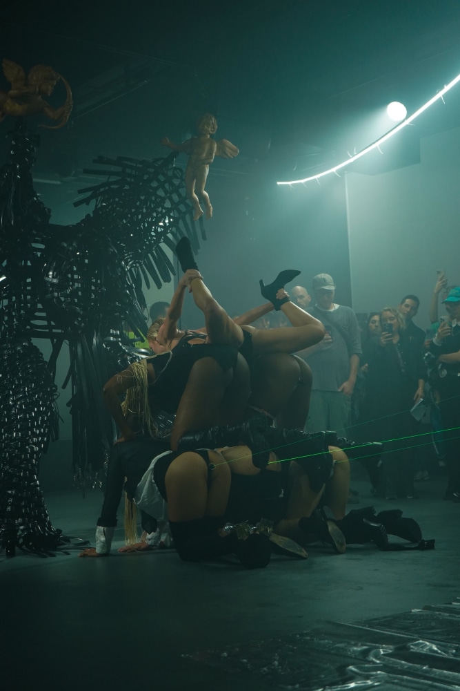 performance young boy s&amp;aacute;nchez-kane, dover street market paris, octubre 2024. foto: oriane robaldo