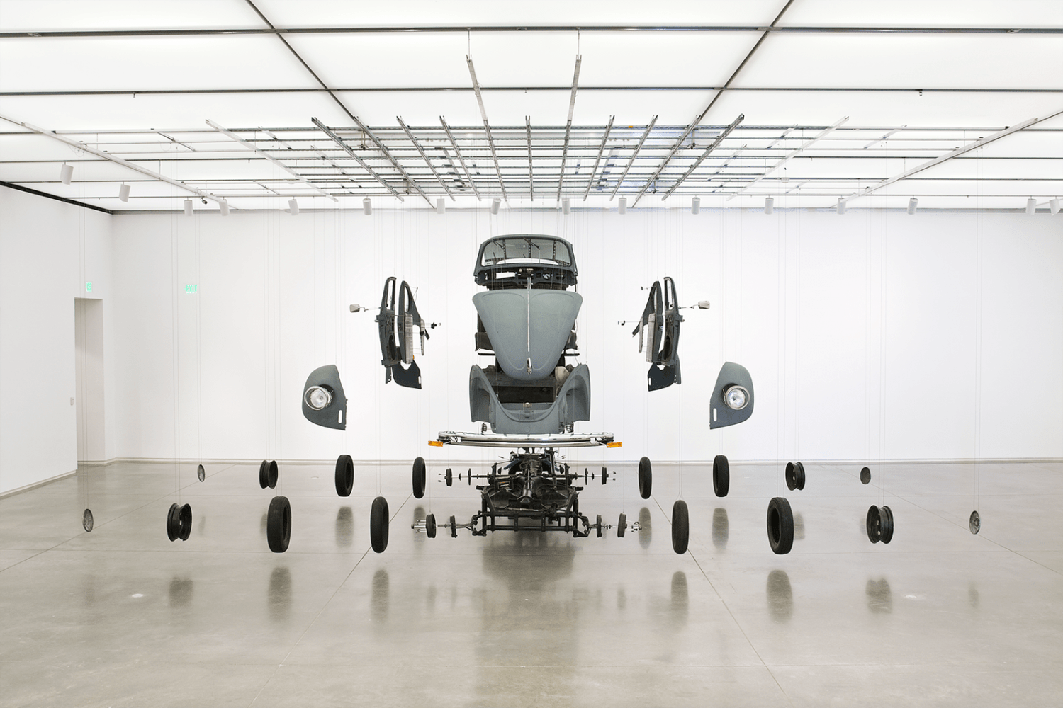 cosmic thing, 2002
acero inoxidable, alambre, beatle 83&amp;#39;, plexigl&amp;aacute;s
dimensiones variables
vista de la instalaci&amp;oacute;n de dami&amp;aacute;n ortega: do it yourself, institute of contemporary art, boston, 2010