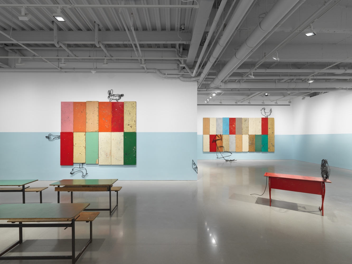 vista de instalaci&amp;oacute;n&amp;nbsp;petrit halilaj: abetare (noisy classroom), kurimanzutto nueva york, 2024. foto: dan bradica