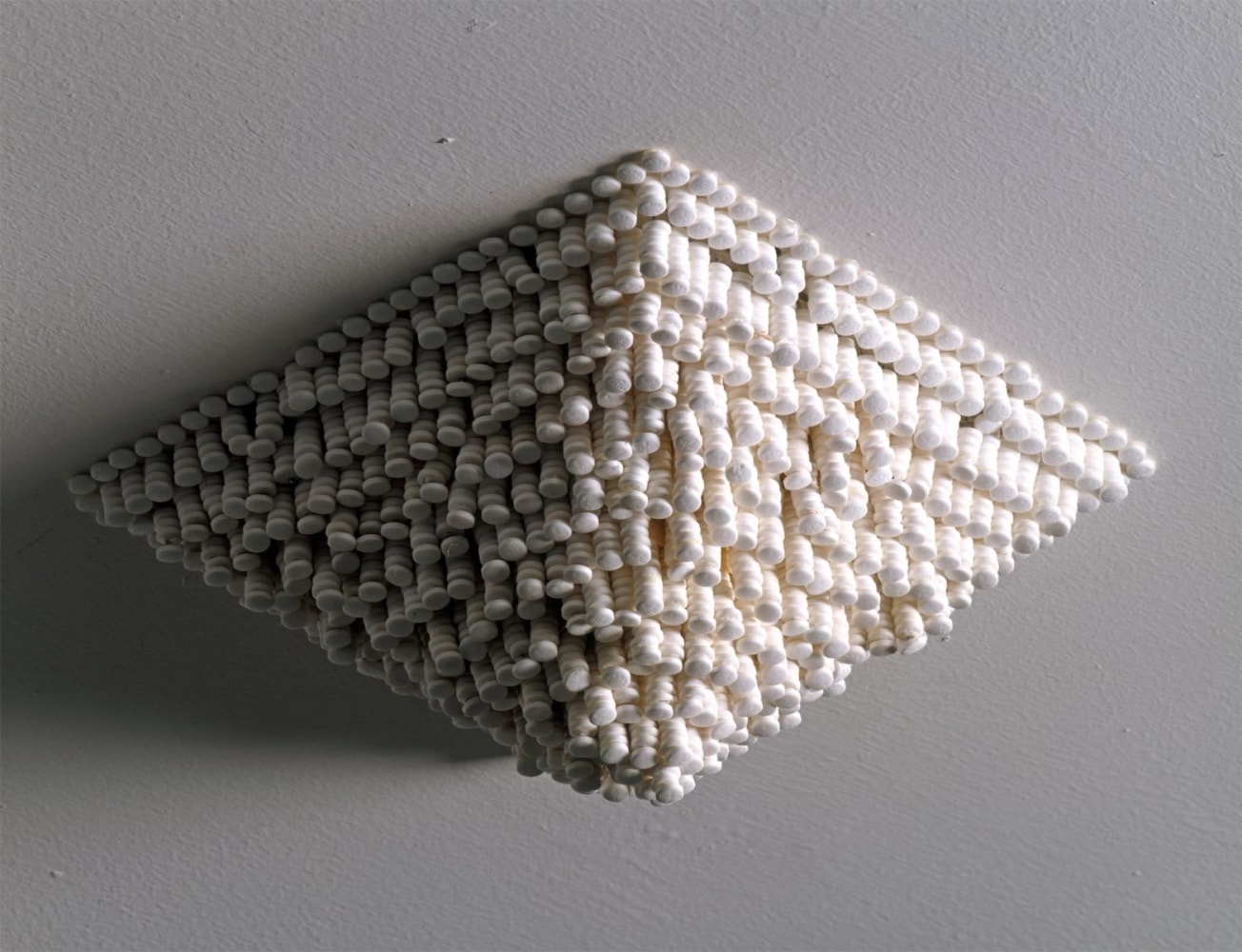 irremediable cefalea piramidal, 1995

7,000 tabletas de aspirina, pegamento, alambre

35 x 40 x 40 cm

&amp;nbsp;

&amp;nbsp;