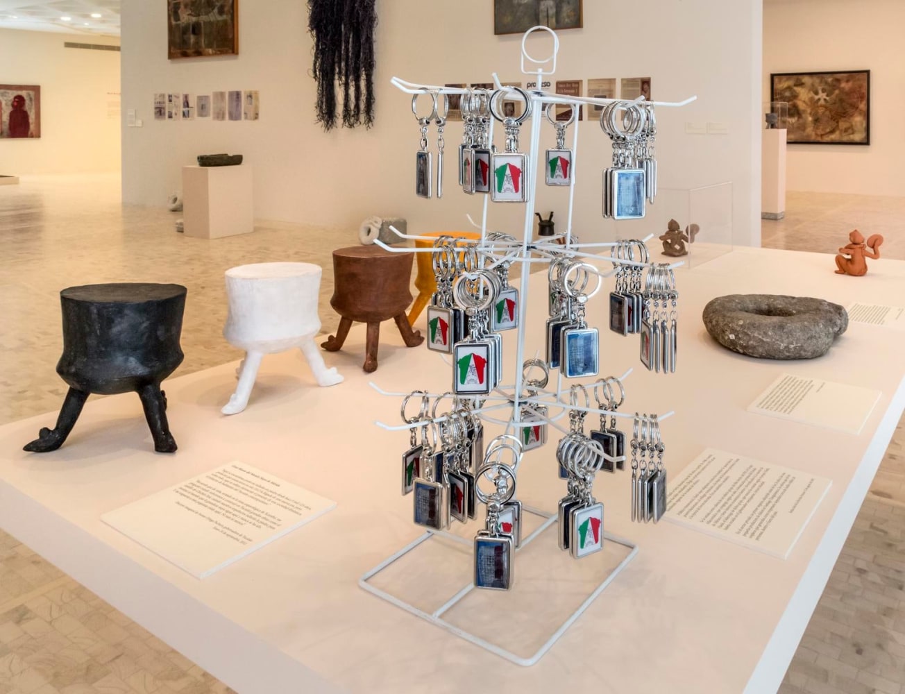 tres ejemplos de reproducci&amp;oacute;n cultural, 2013

instalaci&amp;oacute;n multimedia. llaveros con la imagen del museo del mundo maya en construcci&amp;oacute;n y el logotipo de atlacomulco en el reverso

dimensiones variables

&amp;nbsp;

&amp;nbsp;