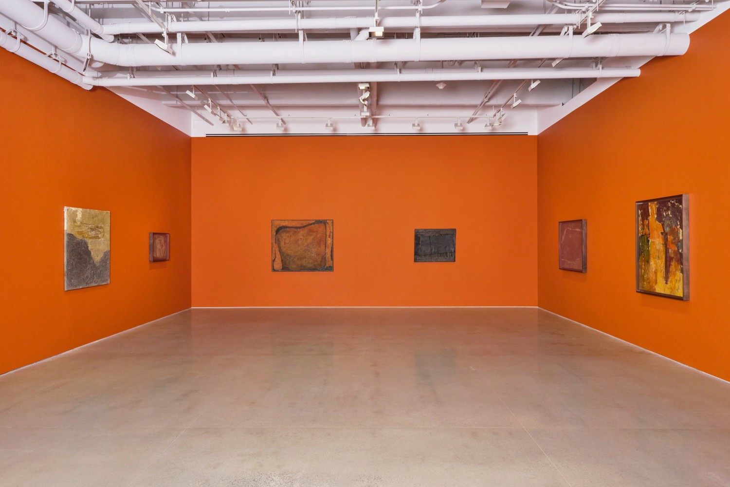 Marta Minuj&iacute;n: Making a Presence