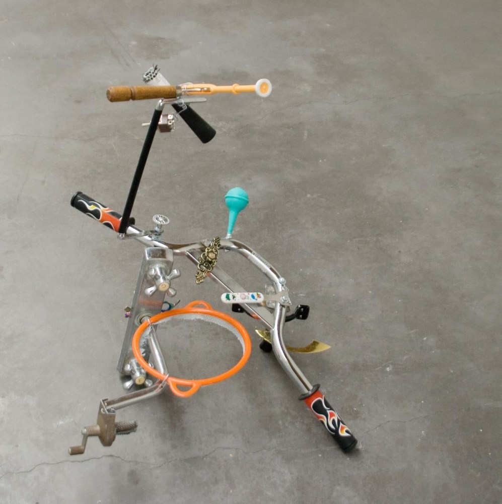 fragmentos para manos humanas, art&amp;iacute;culo 6, 2009

manivela de sacapuntas, mango de coladera, mango de cepillo de limpieza, mango de cepillo para el pelo, burbujapara limpiador de beb&amp;eacute;, manubrio de bicicleta, mango de cepillo, fragmento de cuchara para beb&amp;eacute;, dos manijas para caj&amp;oacute;n, agarradera de grabadora, interruptor el&amp;eacute;ctrico, mango de utensilio de cocina, dos llaves de lavadero

50 x 70 x 45 cm

&amp;nbsp;

&amp;nbsp;