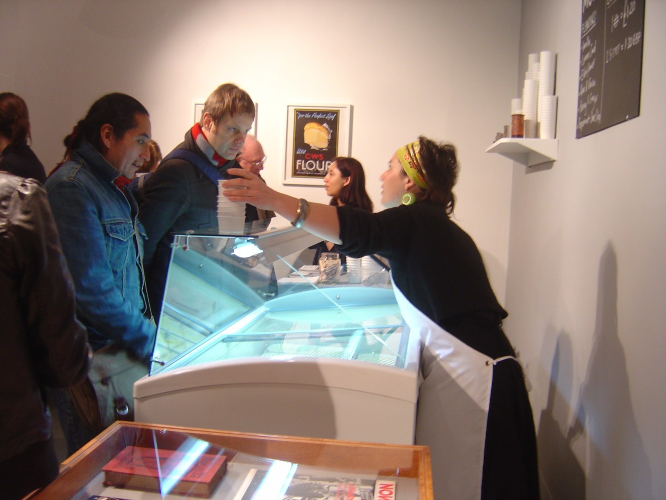 s&amp;middot;coop (proyecto), 2009

cinco vitrinas de madera, helados, 200 monedas intercambiadas en petticoat lane market, fotograf&amp;iacute;as, fichas de cooperativas antiguas, carteles, folletos

vista de instalaci&amp;oacute;n en whitechapel gallery, londres, 2009