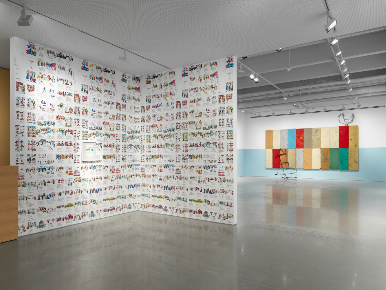 vista de instalaci&amp;oacute;n&amp;nbsp;petrit halilaj: abetare (noisy classroom), kurimanzutto nueva york, 2024. foto: dan bradica