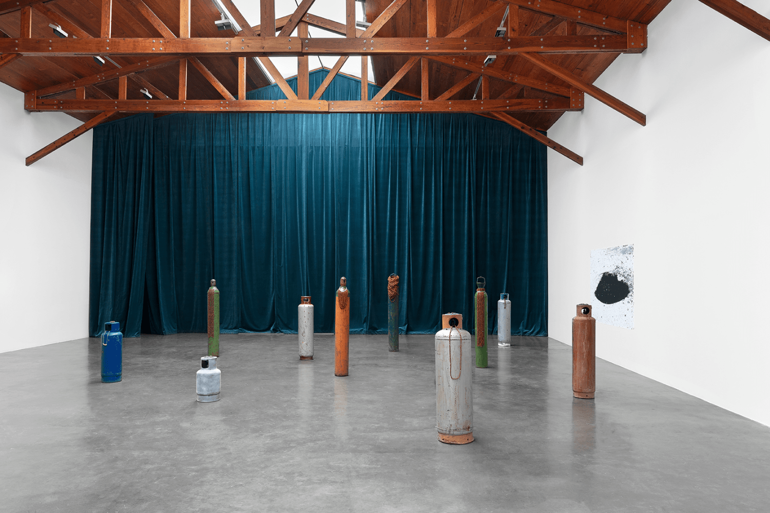 vista de instalaci&amp;oacute;n el placer despu&amp;eacute;s, kurimanzutto, ciudad de m&amp;eacute;xico, 2019. foto: gerardo landa estudio