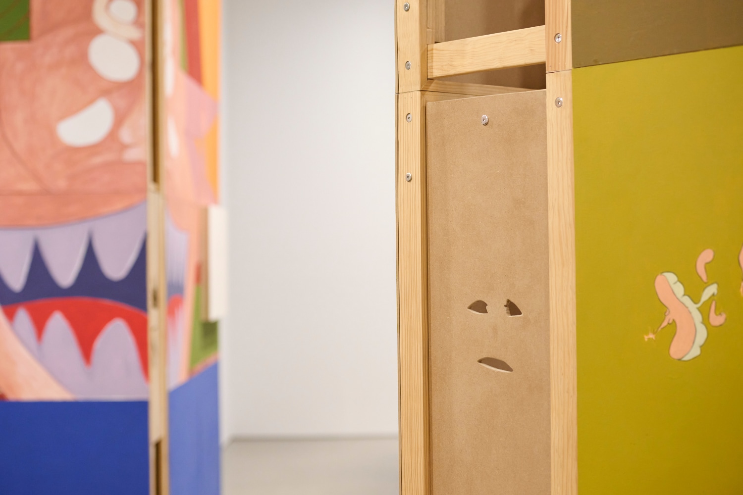 Vista de instalaci&amp;oacute;n de&amp;nbsp;The man who should be dead. Notes on the dead house, the fire and the tale, kurimanzutto, Nueva York, 2024