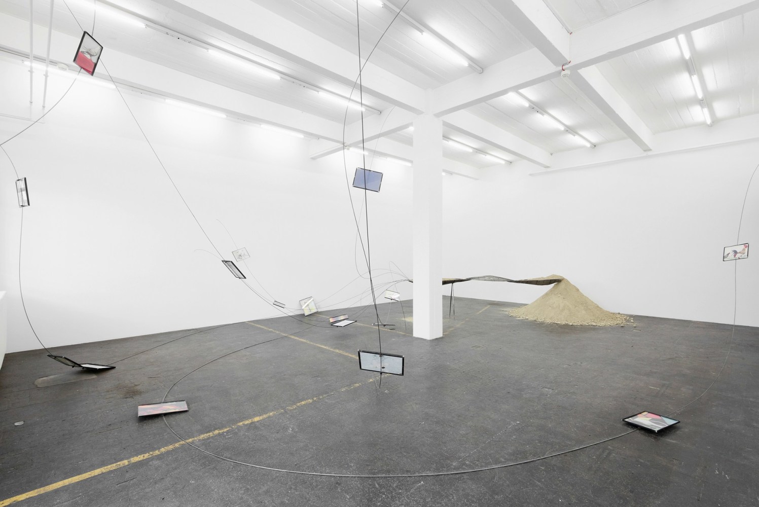 several birds fly away when they understand it, 2012

31 dibujos de la infancia del artista, marcos de metal, vidrio

dimensiones variables