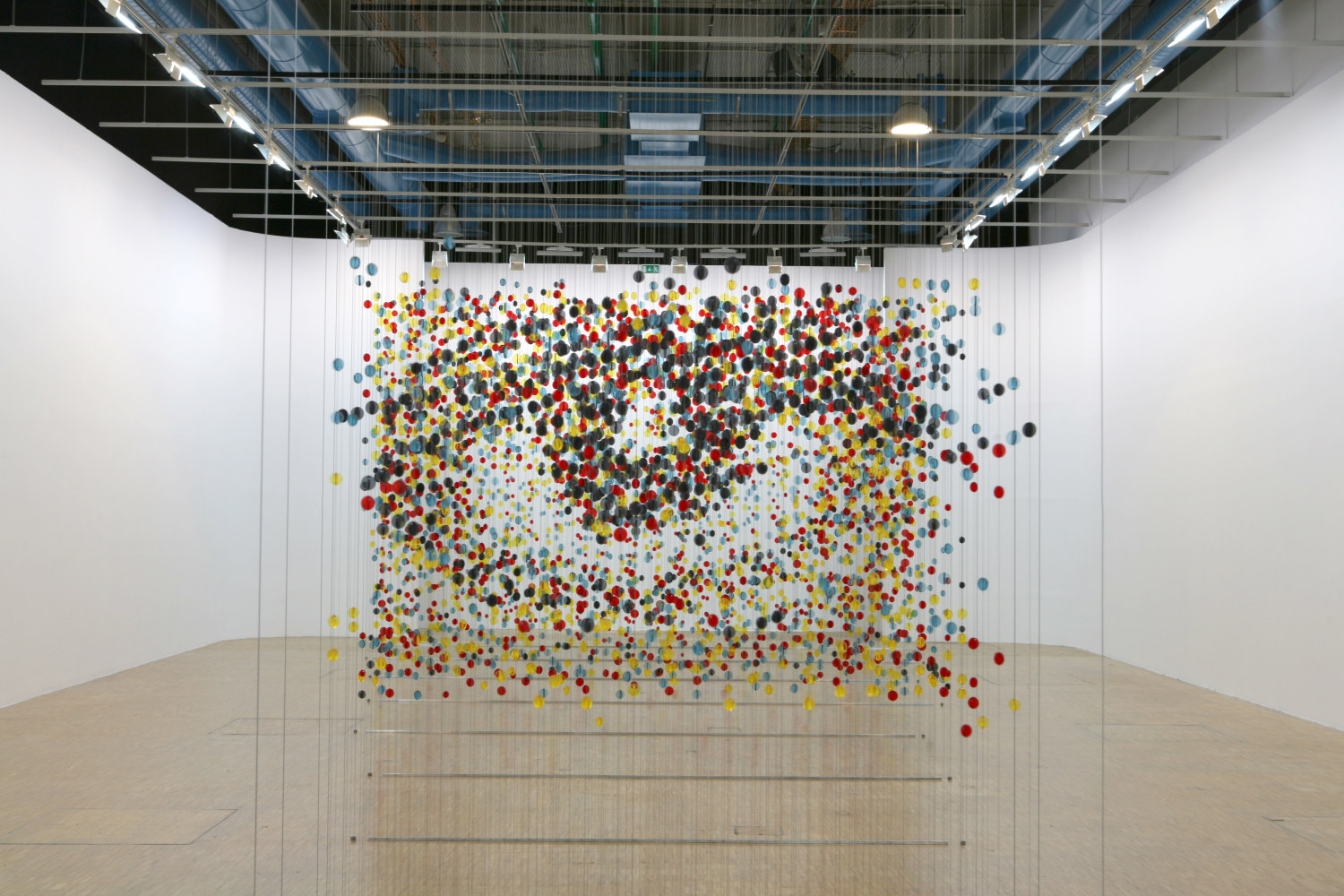 campo de visi&amp;oacute;n / champ de vision, 2008

spyhole and five thousand acrylic colored round plaques (red, yellow, blue, gray) hanging by steel wire

472.44 x 196.85 x 196.85 in.