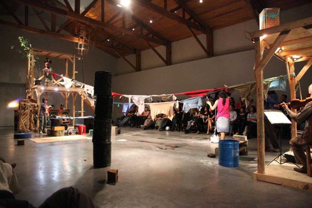 	autoconstrucci&amp;oacute;n, un proyecto esc&amp;eacute;nico de abraham cruzvillegas, antonio castro y antonio fernandez, kurimanzutto, ciudad de m&amp;eacute;xico, 2010