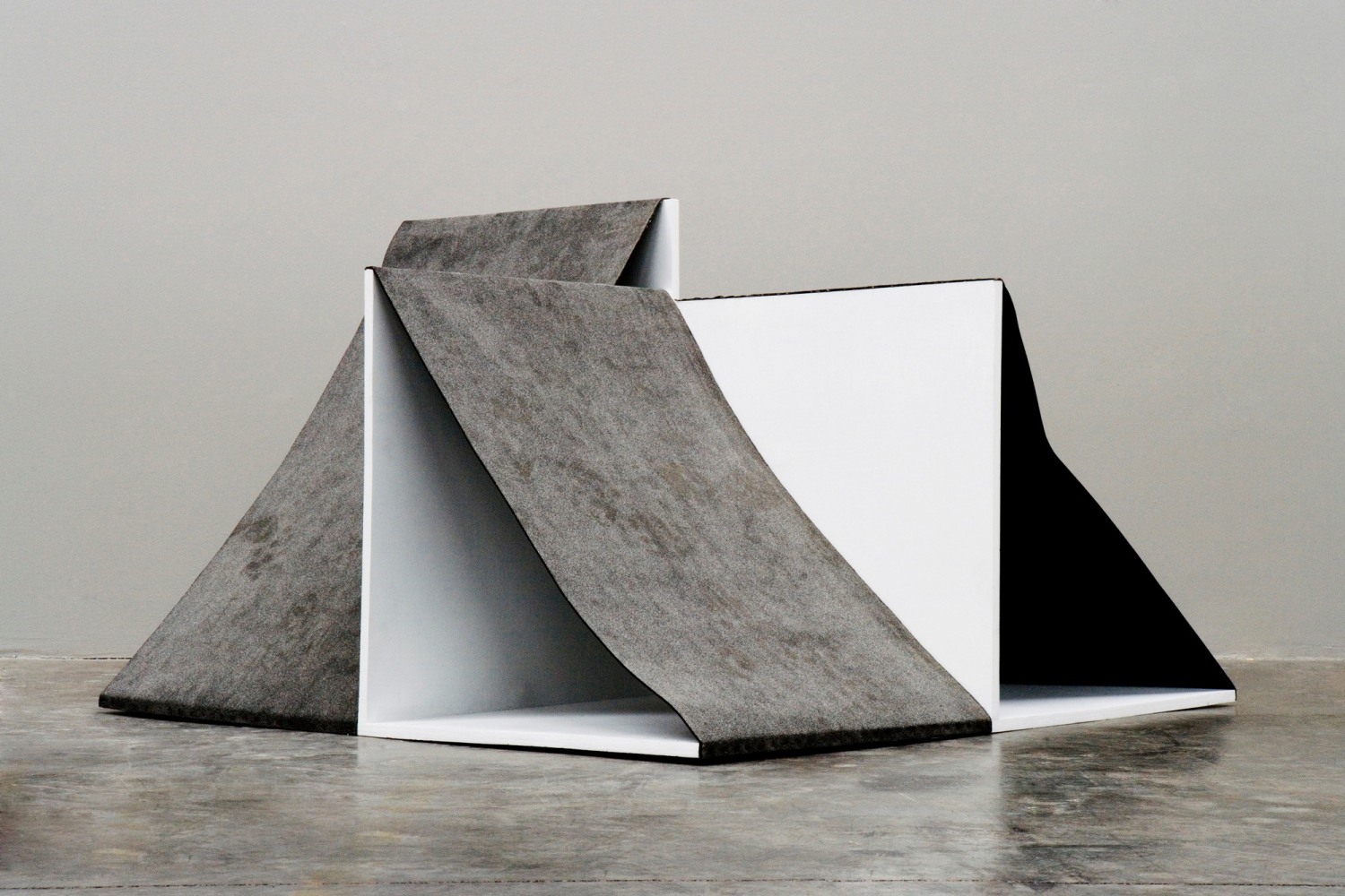 especulaciones&amp;nbsp;(an&amp;aacute;lisis de riesgo I), 2007

painted plywood structure with weatherproof roofing roll,&amp;nbsp;silicone

28.35 x 48.03 x 48.03 in.

&amp;nbsp;