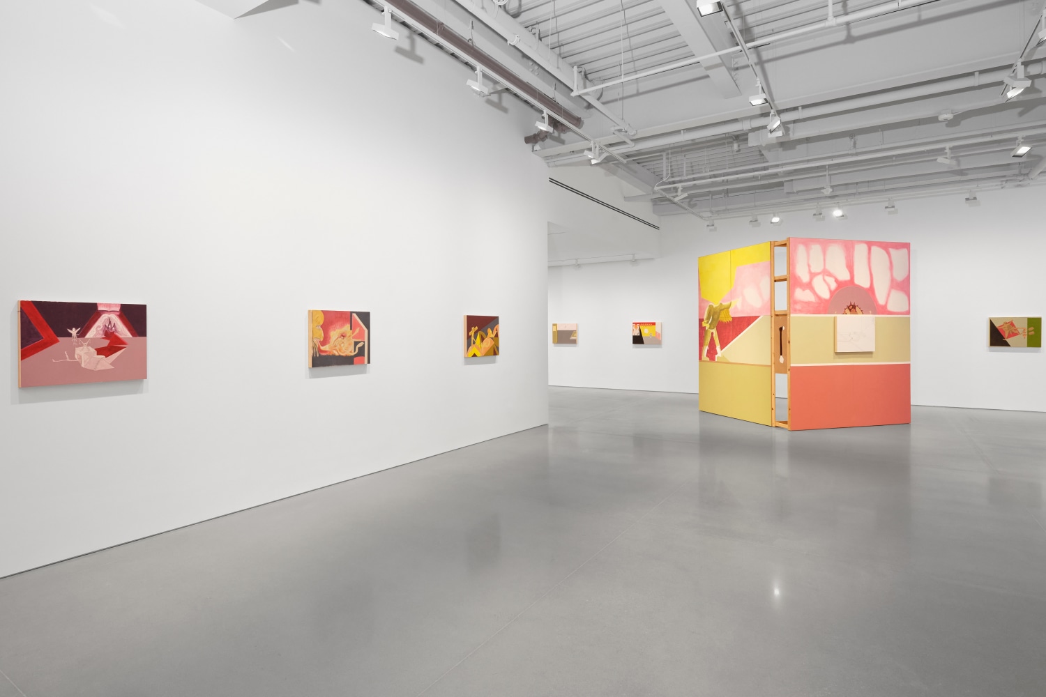 Vista de instalaci&amp;oacute;n de&amp;nbsp;The man who should be dead. Notes on the dead house, the fire and the tale, kurimanzutto, Nueva York, 2024