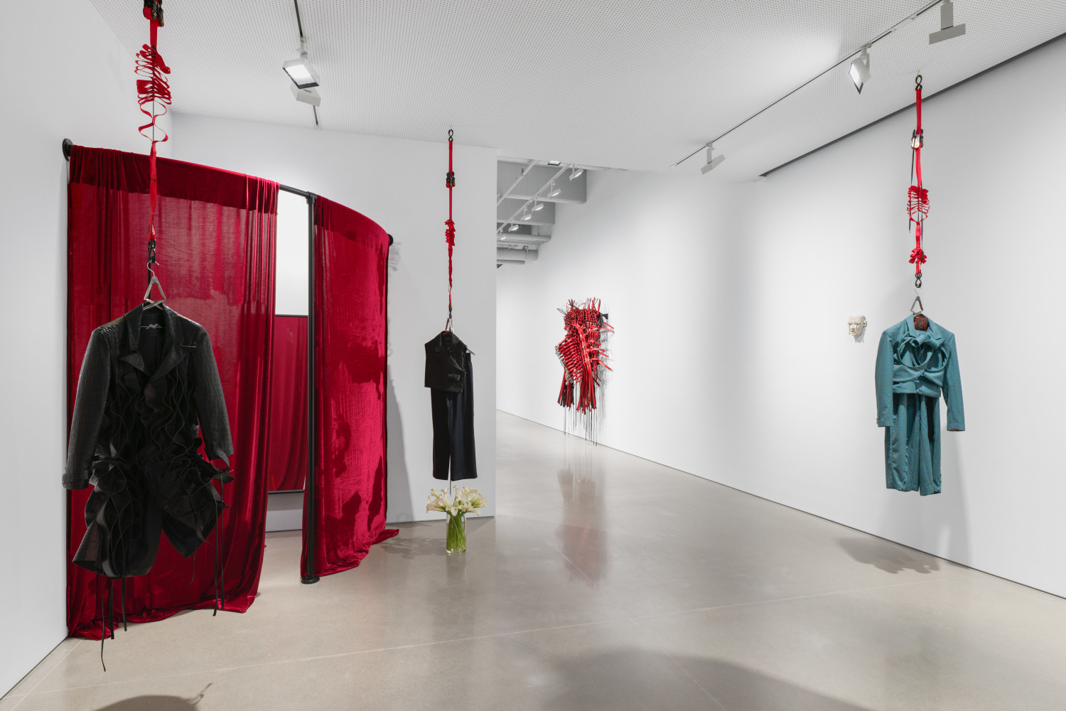 vista de instalaci&amp;oacute;n de b&amp;aacute;rbara s&amp;aacute;nchez-kane: new lexicons for embodiment en kurimanzutto nueva york, 2023. foto: dan bradica