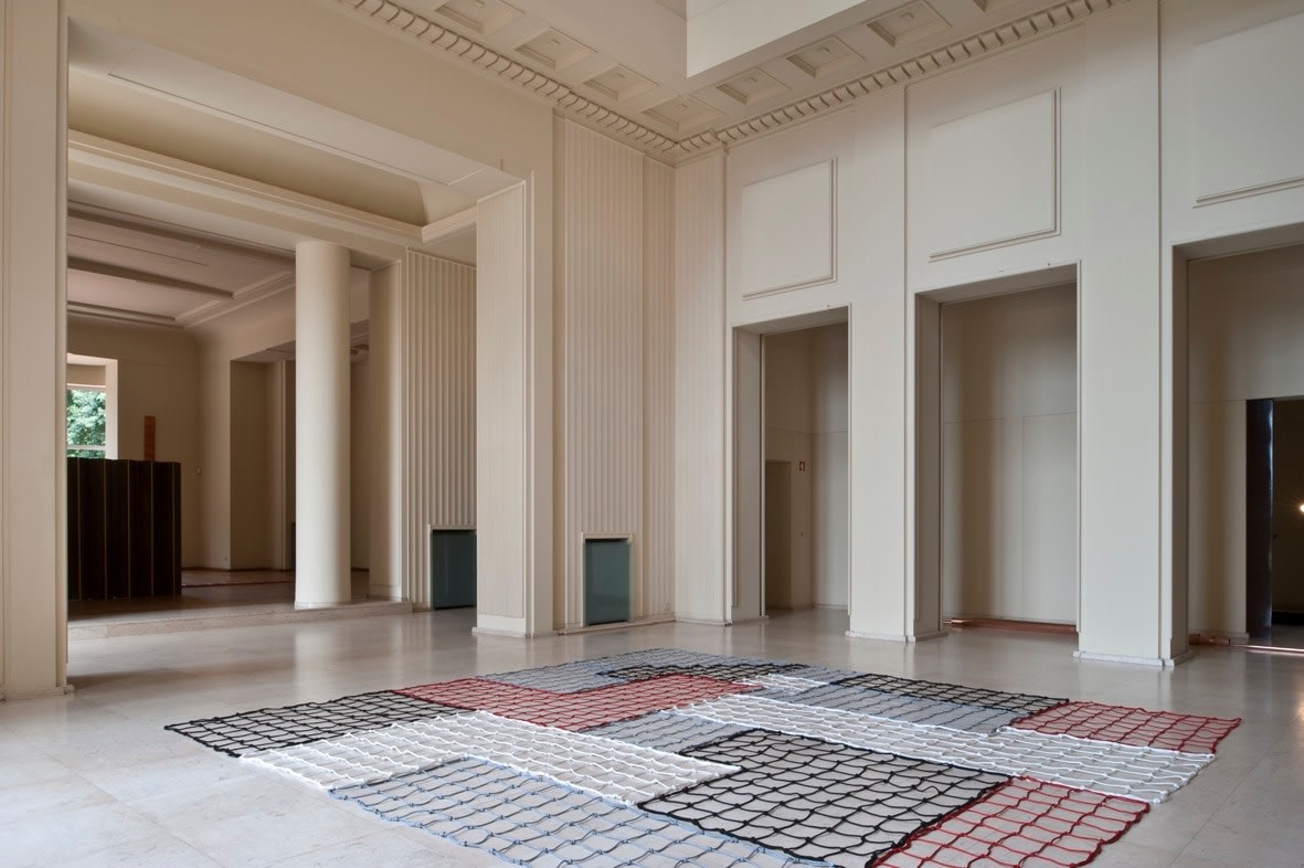 vila mallet-stevens, 2011
16 nets in nylon string

variable dimensions

installation view of&amp;nbsp;casa, modo de usar, serralves museum, porto, portugal, 2011

&amp;nbsp;


&amp;nbsp;

&amp;nbsp;