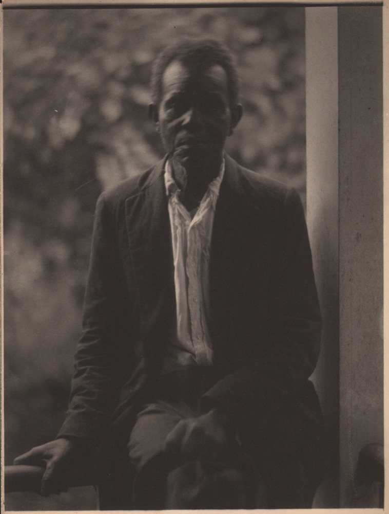 Doris ULMANN (American, 1882-1934) Seated man, circa 1925 Platinum print 20.5 x 15.6 cm