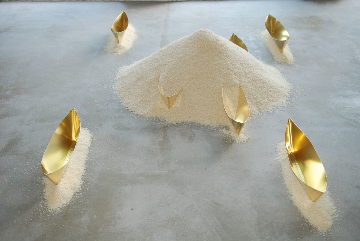 Wolfgang Laib
Passageway, 2013
7 brass ships, rice
18 x 128 x 102 inches (46 x 352,1 x 259,1 cm) overall
SW 13005