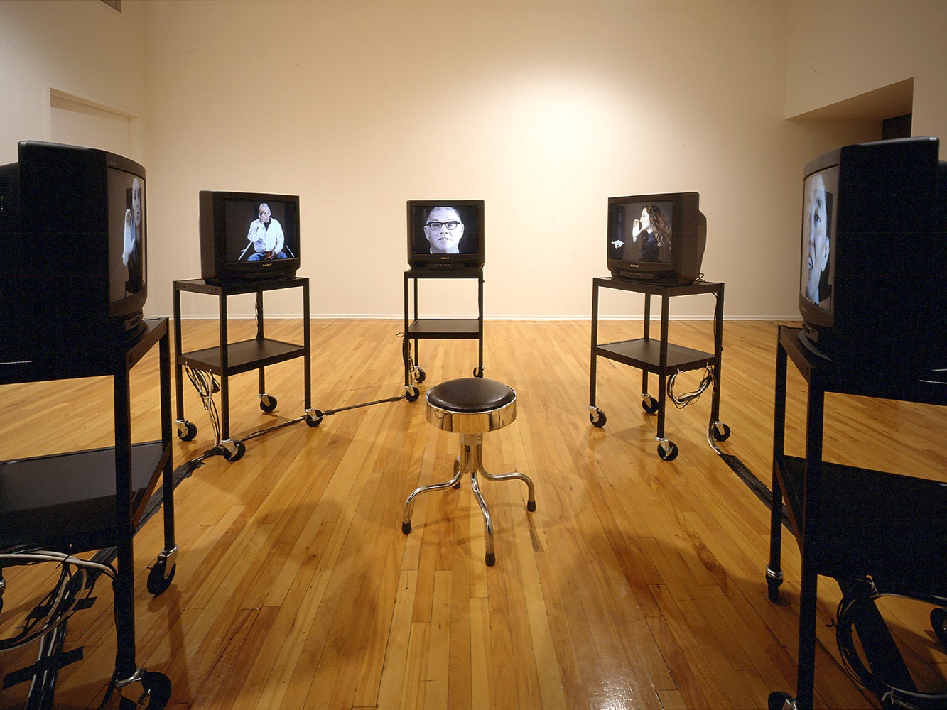 Bruce Nauman
World Peace (Received), 1996
5 video discs, 5 monitors, 5 video disc players, 5 video switchers, remote control, stool, 6 utility carts
approximately 126 inches (320 cm) diameter
SW 96378
Collection of The Saint Louis Art Museum