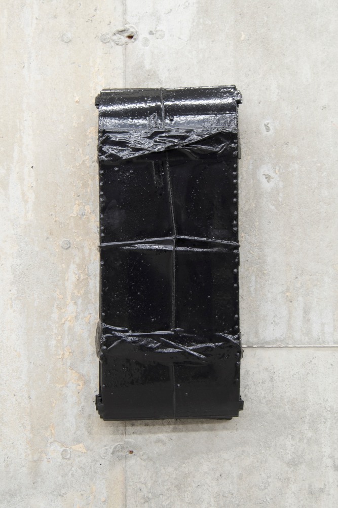 Helmut Lang
Untitled, 2014
cardboard, tape, string, resin and pigment&amp;nbsp;
26 x 11 x 4 1/2 inches (66 x 28 x 11,5 cm)&amp;nbsp;
SW 15022