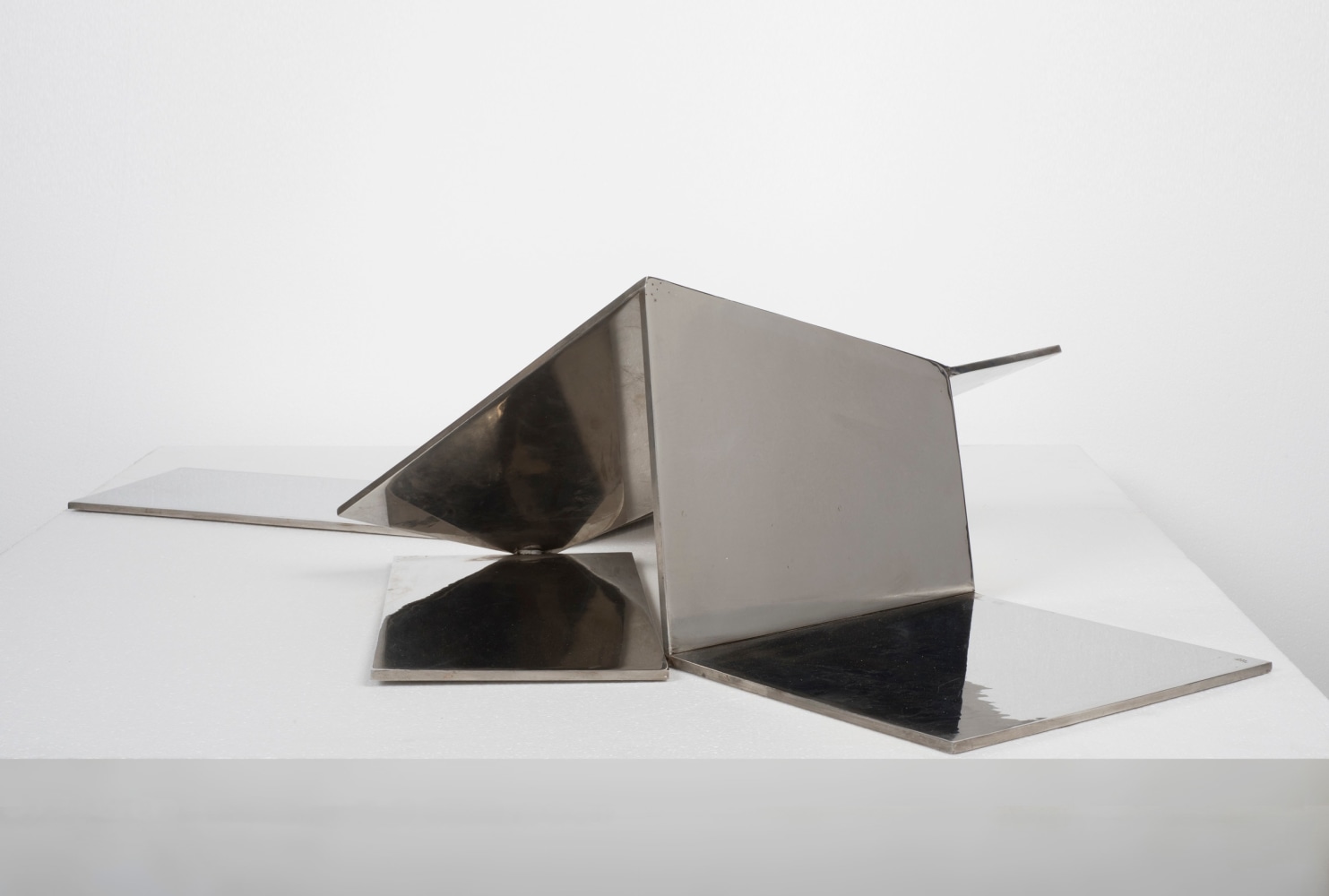 Seminal Pyramid (Sculpture No. 20), 1969

stainless steel

10 x 48 x 28 1/4 in. / 25.4 x 121.9 x 71.8 cm