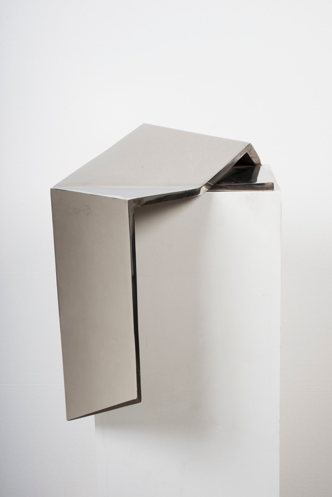 Matera Scatolata (Sculpture No. 21), 1970

stainless steel

19 1/4 x 16 7/8 x 17 3/4 in. / 49 x 43 x 45 cm