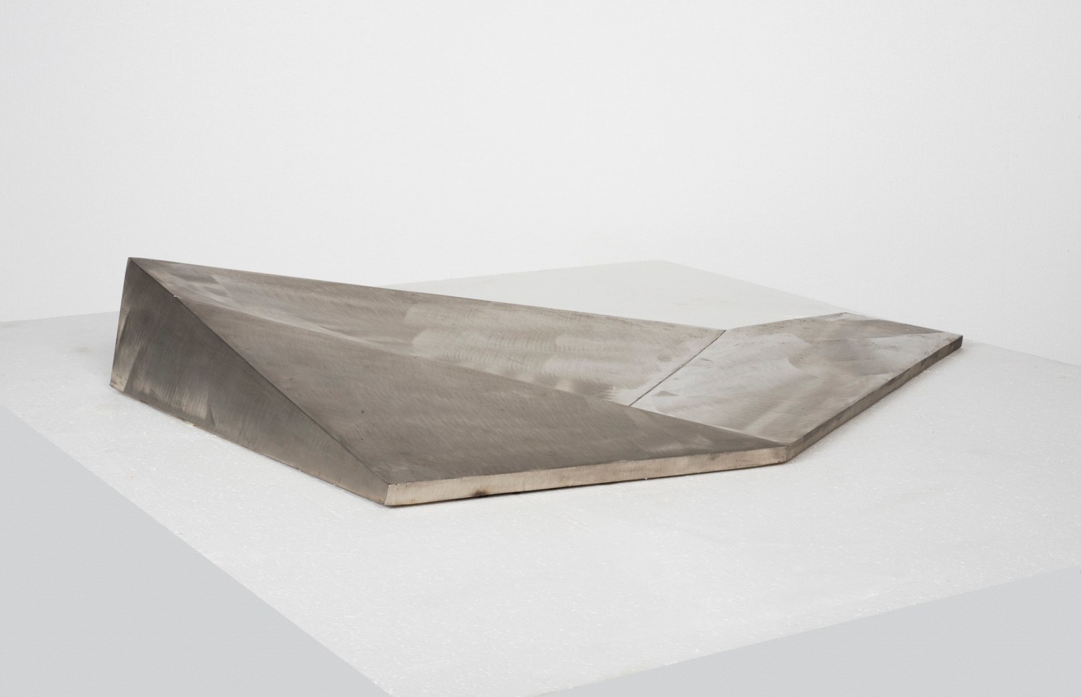 Earth Bound Pyramid (Sculpture No. 17), 1970

stainless steel baked enamel

33 1/8 x 19 3/4 x 4 3/4 in. / 84 x 50 x 12 cm