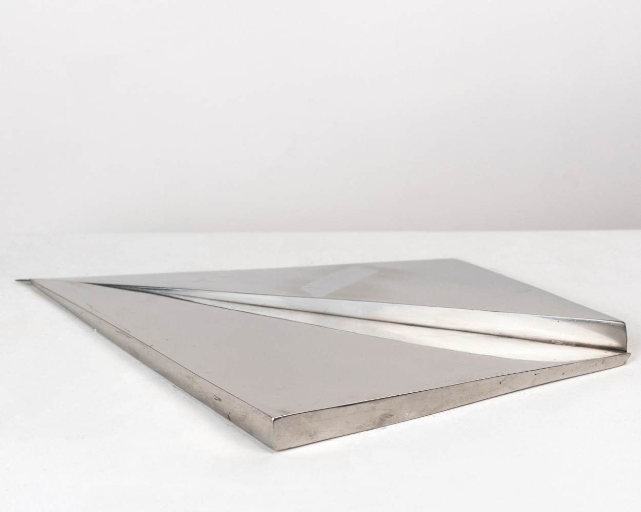 Split Pyramid, 1972

stainless steel

5 x 15 x 11 in. / 12.7 x 38.1 x 27.9 cm