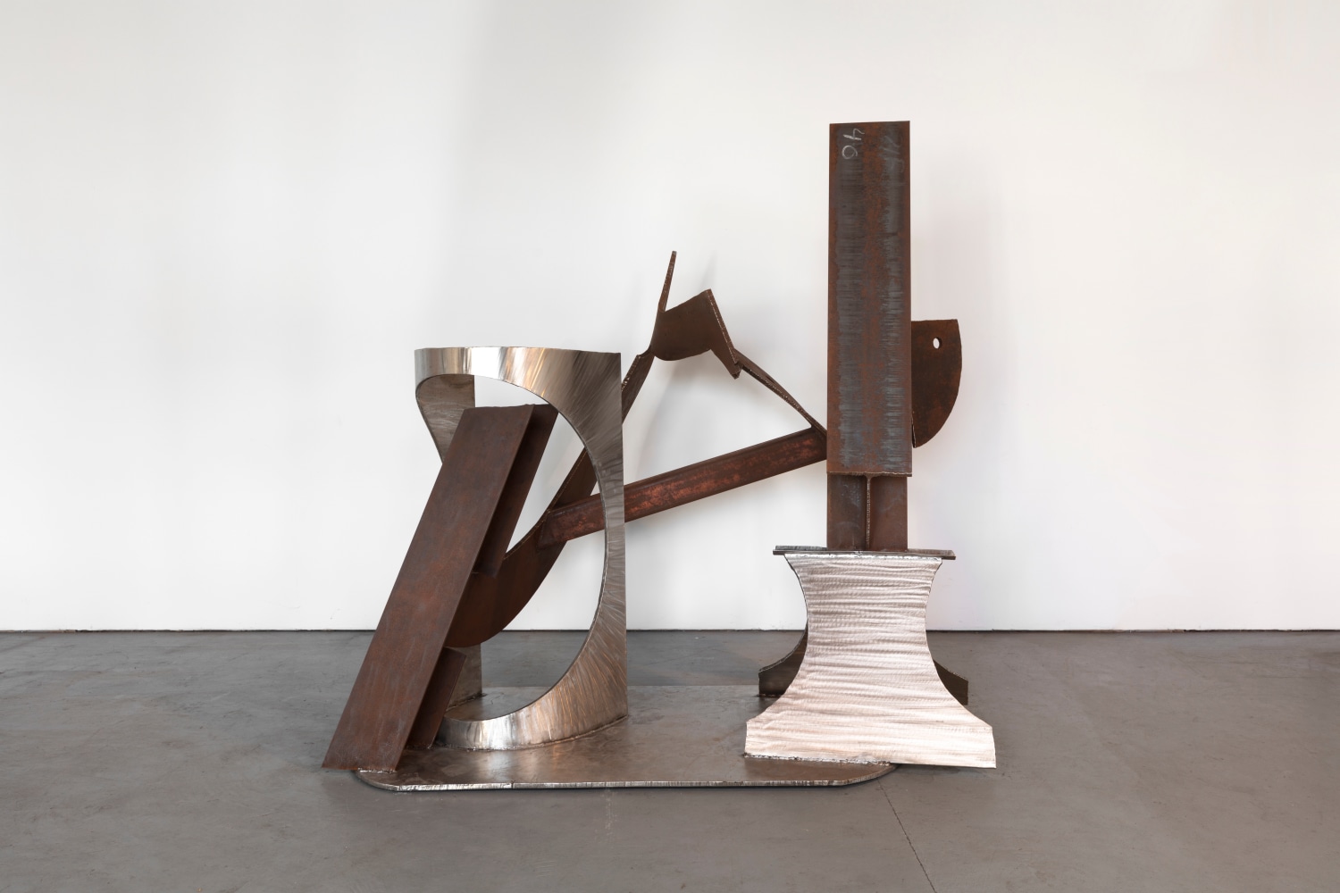 Mark di Suvero
Sprung Free, 2020
steel, stainless steel
9 ft 5 in. x 9 ft 8 in. x 7 ft 2 in. (287 x 294.6 x 218.4 cm)
© Mark di Suvero. Courtesy of Spacetime C.C. and Paula Cooper Gallery, New York