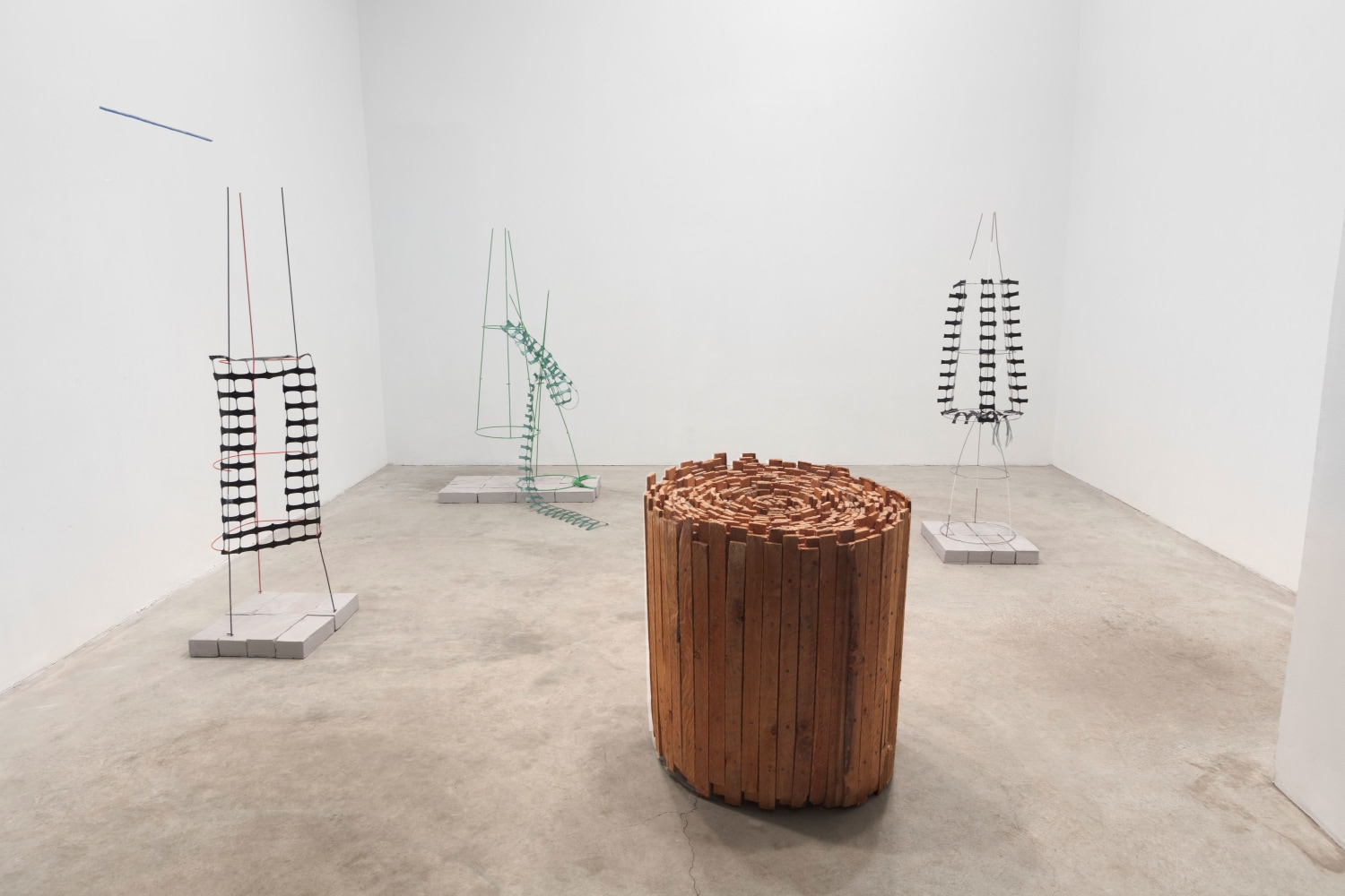 Installation view, Jackie Winsor, Linnea Kniaz, Curated By Laura Hunt, January 11 – February 10, 2018