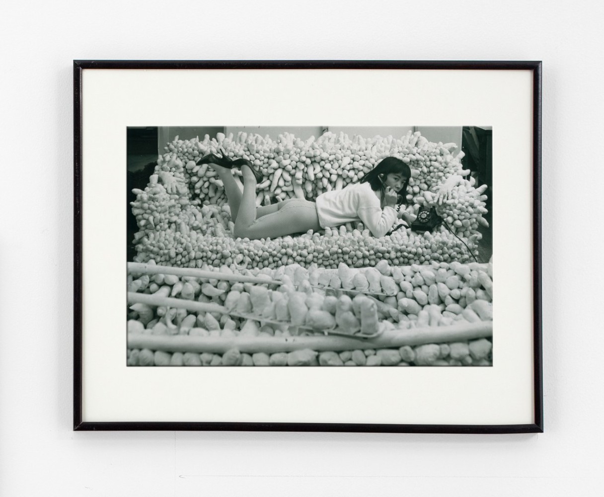 Peter Moore
Kusama on Accumulation No. 2, a soft sculpture sofa, Feb. 28, 1964, 1964
gelatin silver print
image: 6 x 9 in. (15.2 x 22.9 cm)
paper: 8 x 10 in. (20.3 x 25.4 cm)
Peter Moore Photography Archive, Charles Deering McCormick Library of Special Collections, Northwestern University Libraries. &amp;copy; Northwestern University.

피터 무어
Kusama on Accumulation No. 2, a soft sculpture sofa, Feb. 28, 1964, 1964년
젤라틴 실버 프린트
이미지: 6 x 9인치(15.2 x 22.9cm)
용지: 8 x 10인치(20.3 x 25.4cm)
Peter Moore Photography Archive, Charles Deering McCormick Library of Special Collections, Northwestern University Libraries. &amp;copy; Northwestern University.