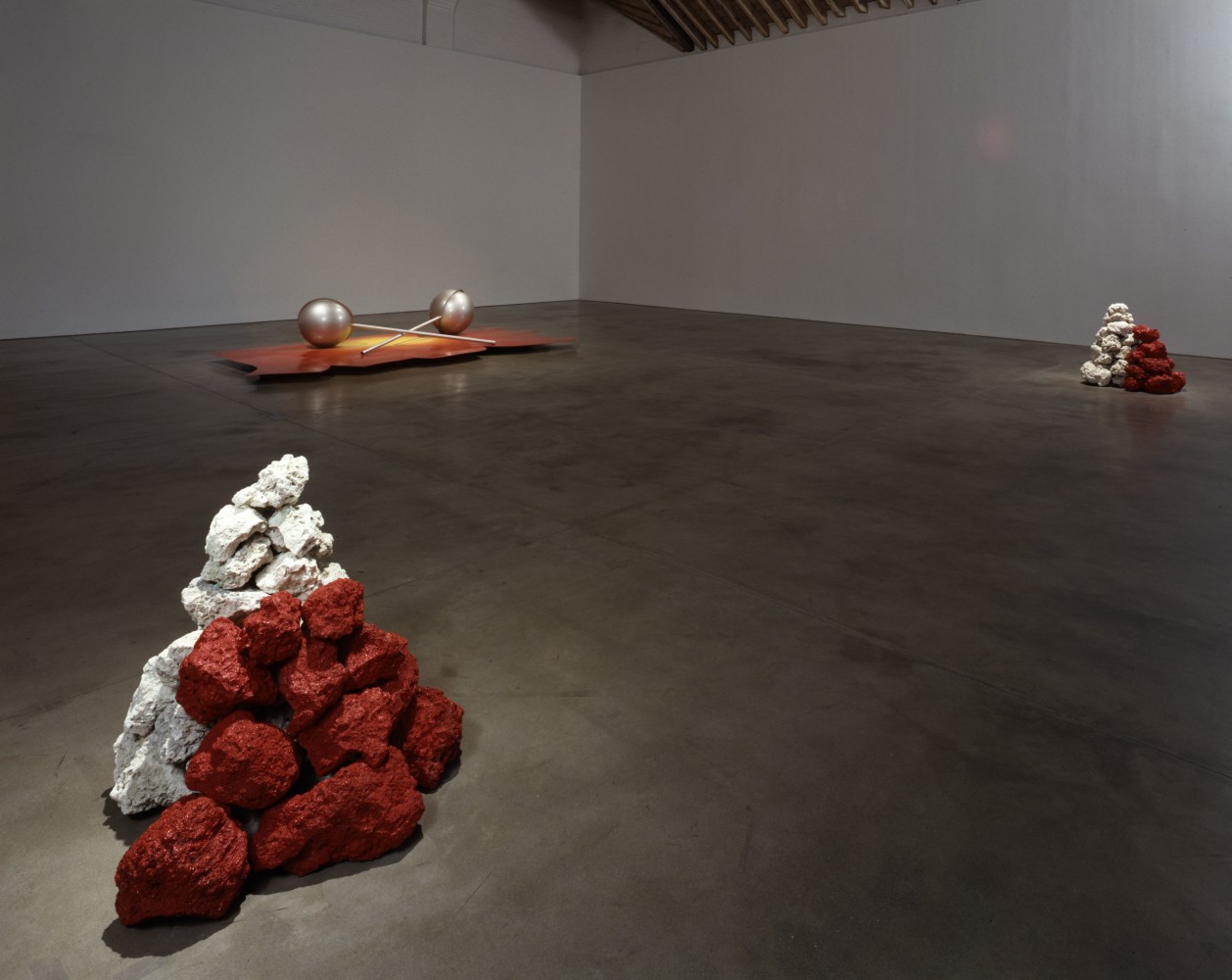 Installation view, Robert Grosvenor, Paula Cooper Gallery, 534 W 21st Street, New York. © Robert Grosvenor. Courtesy Paula Cooper Gallery, New York.