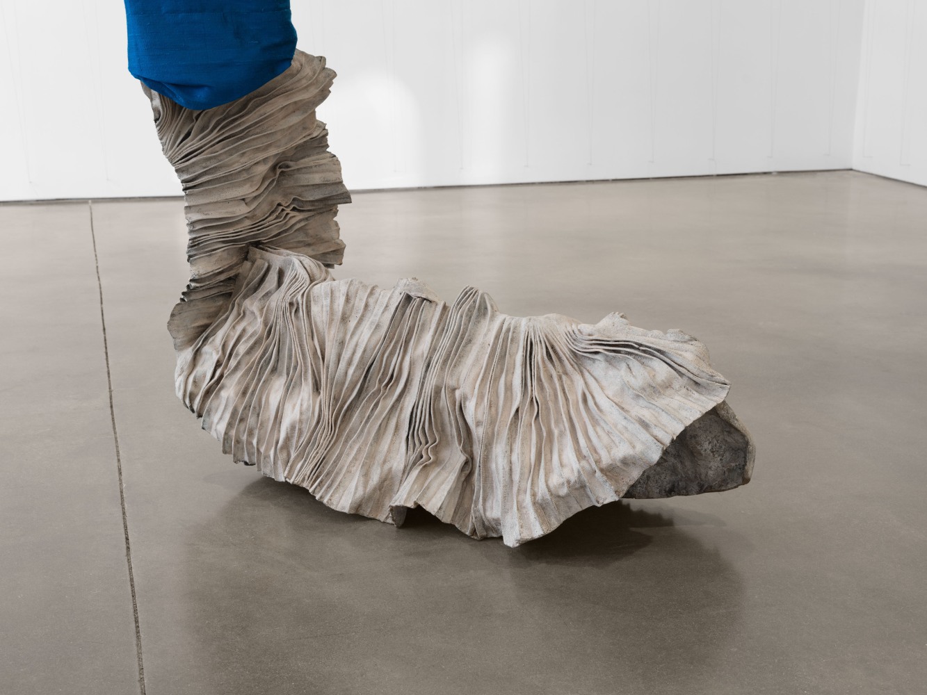 Luciano Fabro
Piede Senile II, 2000
polished and white patinated bronze, silk
33 1/2 x 15 3/4 x 39 3/8 in. (85 x 40 x 100 cm) (approx.)