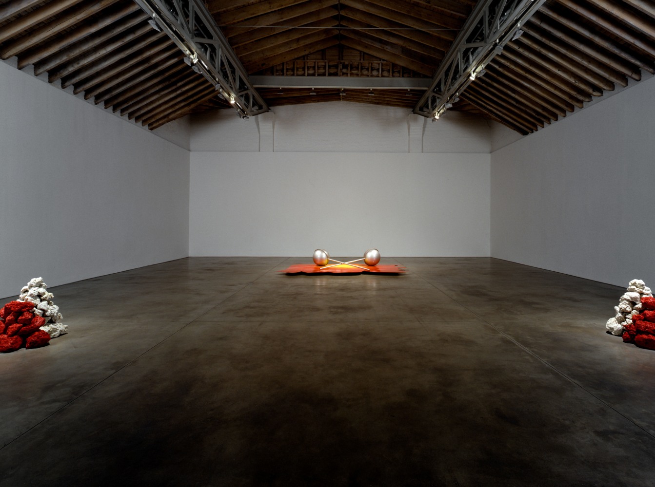 Installation view, Robert Grosvenor, Paula Cooper Gallery, 534 W 21st Street, New York. © Robert Grosvenor. Courtesy Paula Cooper Gallery, New York.