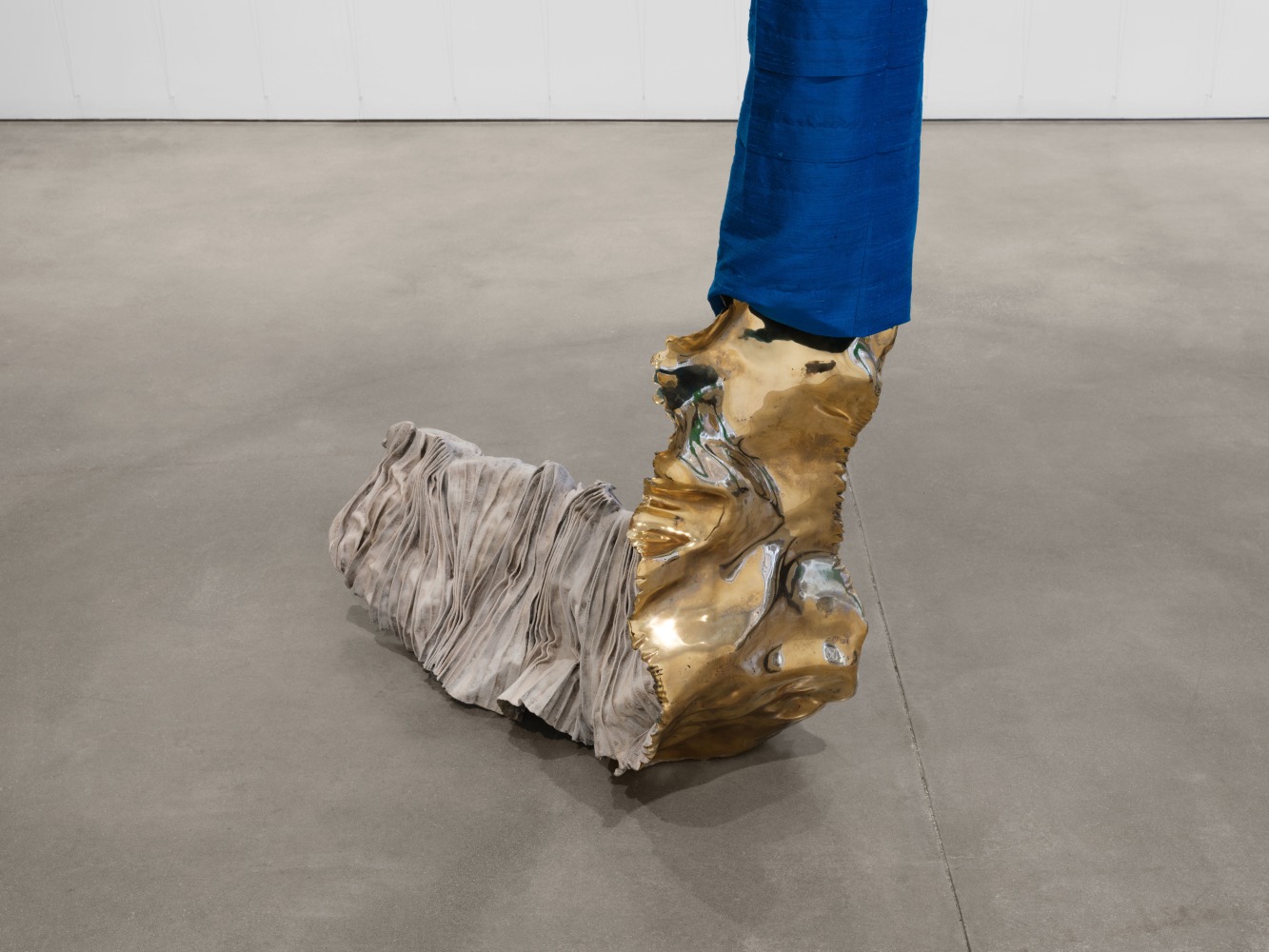 Luciano Fabro
Piede Senile II, 2000
polished and white patinated bronze, silk
33 1/2 x 15 3/4 x 39 3/8 in. (85 x 40 x 100 cm) (approx.)