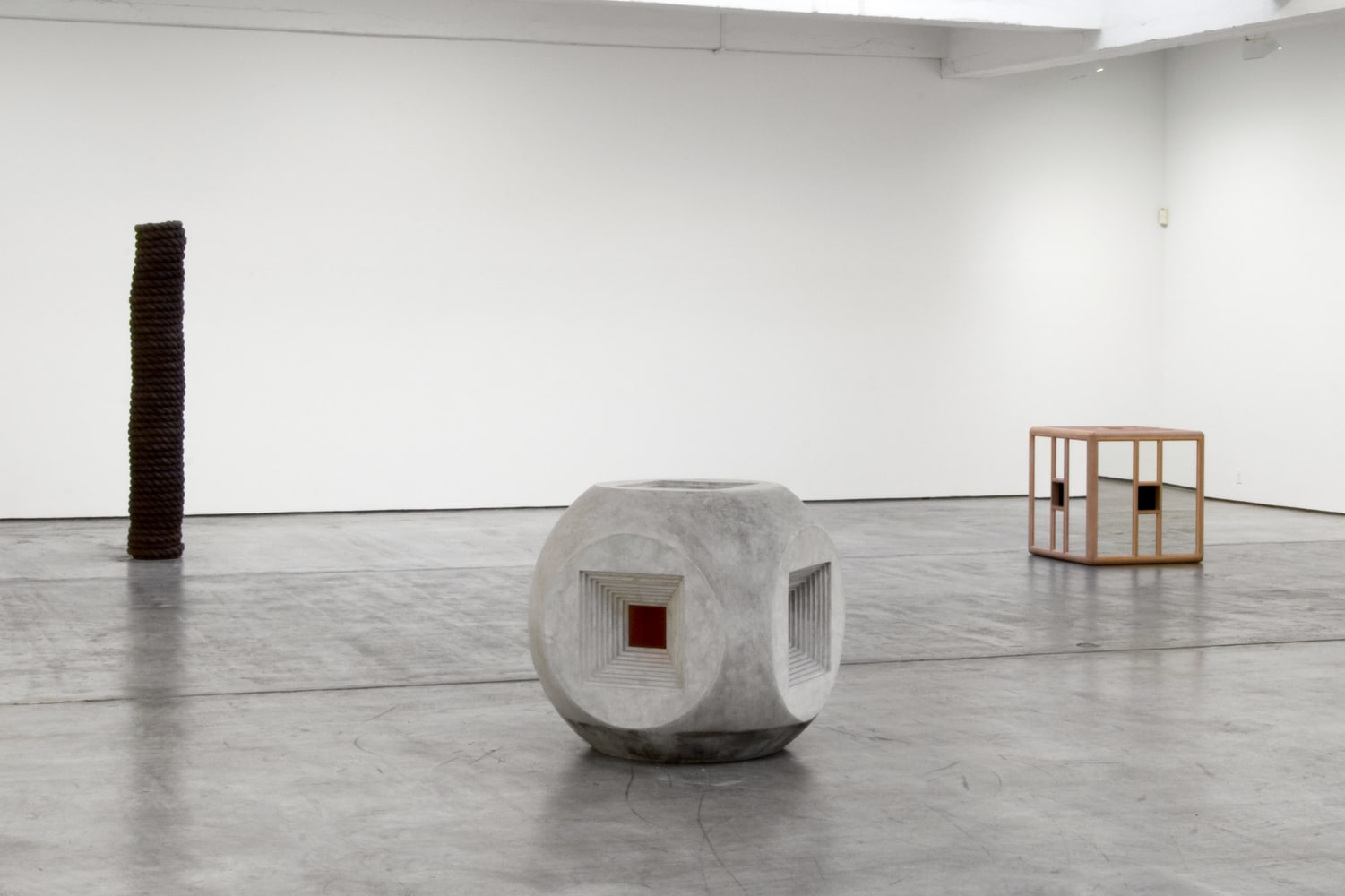 Installation view, Jackie Winsor, Paula Cooper Gallery, 521 W 21st Street, New York. October 26 - November 28, 2008. © Jackie Winsor. Courtesy Paula Cooper Gallery, New York.