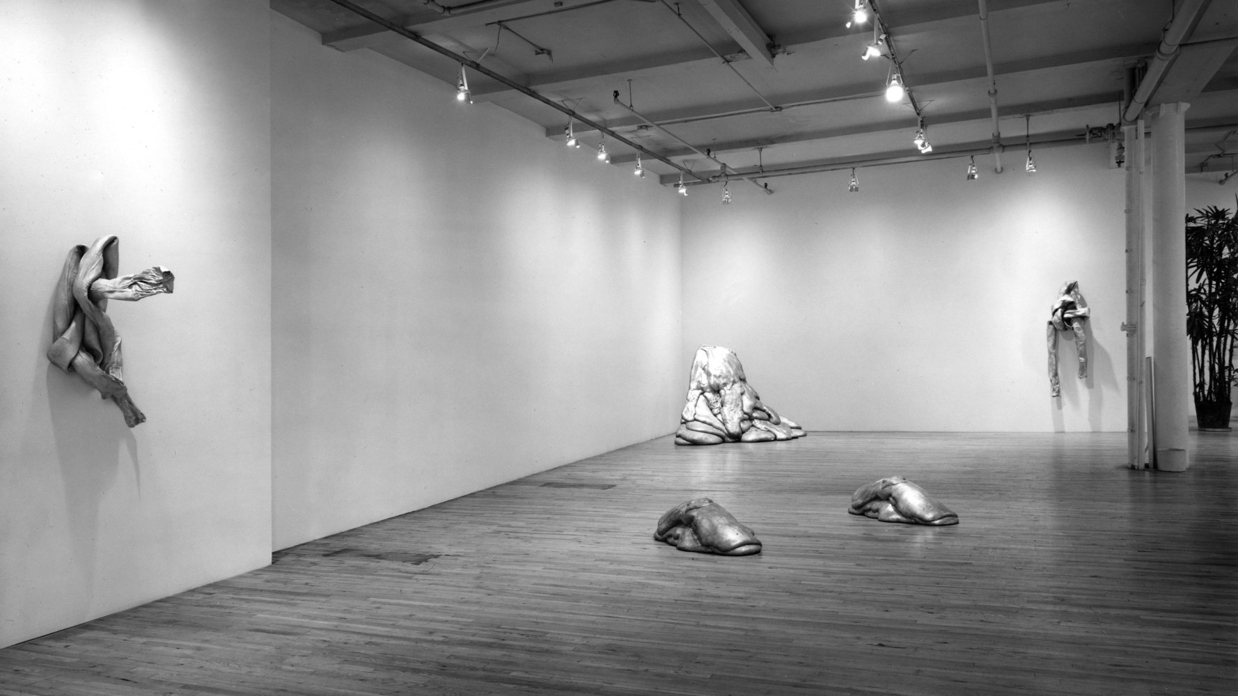 Installation view, Sculpture Lynda Bengalis, Paula Cooper Gallery, 155 Wooster Street, New York, November 8 - December 3 1975. © Lynda Benglis / Licensed by Artists Rights Society (ARS) New York. Courtesy PACE, New York, and Paula Cooper Gallery, New York. . Photo: Geoffrey Clements.