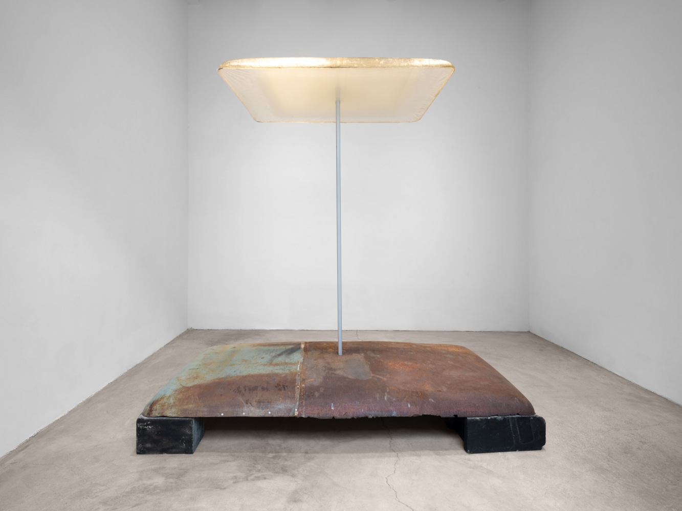 Robert Grosvenor, Untitled, 199,1 steel, concrete block, fiberglass and plastic
