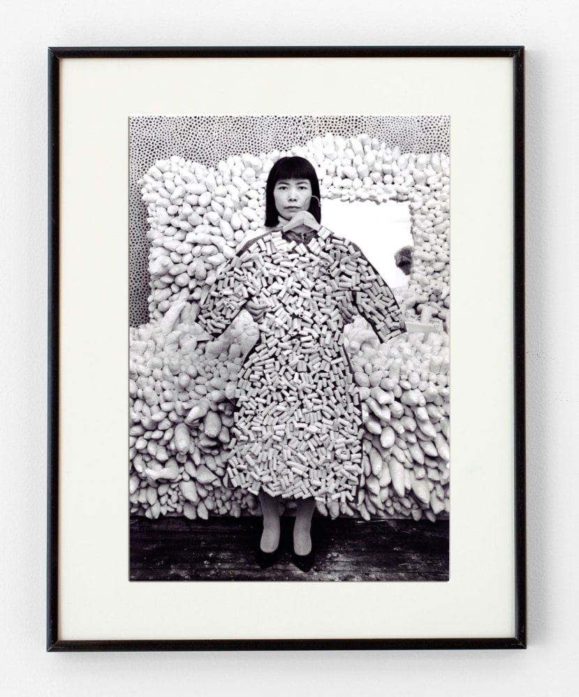 Peter Moore
Kusama in her studio with a macaroni dress, Feb. 28, 1964, 1964
gelatin silver print
image: 9 1/2 x 6 5/8 in. (24.1 x 16.8 cm)
paper: 10 x 8 in. (25.4 x 20.3 cm)
Peter Moore Photography Archive, Charles Deering McCormick Library of Special Collections, Northwestern University Libraries. &amp;copy; Northwestern University.

피터 무어
Kusama in her studio with a macaroni dress, Feb. 28, 1964, 1964
젤라틴 실버 프린트
이미지: 9 1/2 x 6 5/8인치(24.1 x 16.8cm)
용지: 10 x 8인치(25.4 x 20.3cm)
Peter Moore Photography Archive, Charles Deering McCormick Library of Special Collections, Northwestern University Libraries. &amp;copy; Northwestern University.